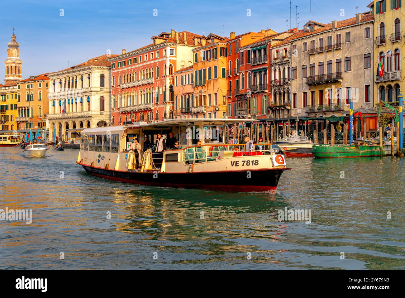 Un vaporetto n°2 ou bateau-bus fait son chemin le long du Grand canal à Venise, Italie Banque D'Images
