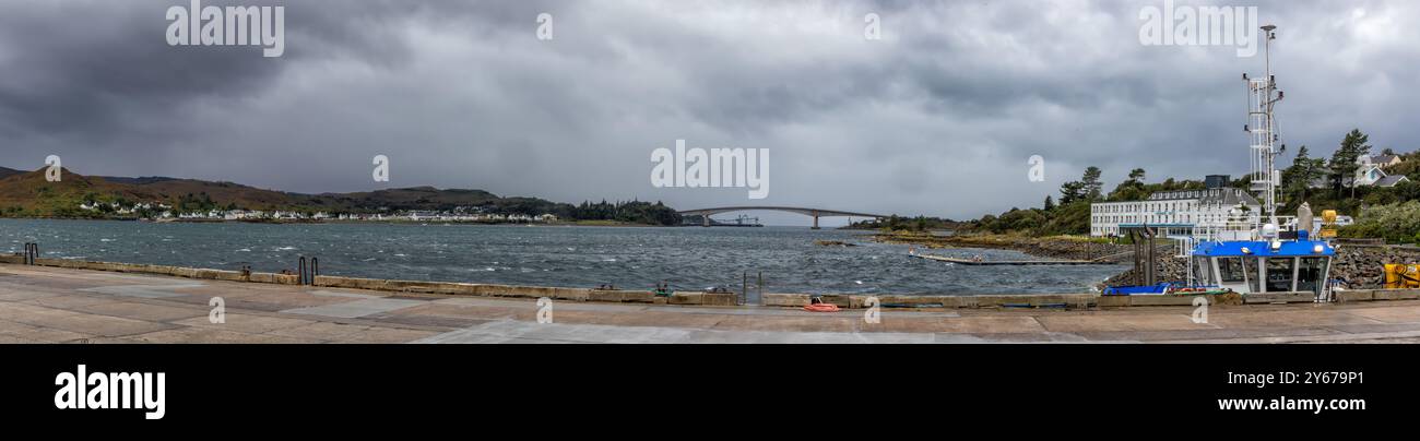 Pont de Skye entre Kyle of Lochalsh et l'île de Skye avec le célèbre hôtel Lochalsh, Highlands, Écosse, Royaume-Uni Banque D'Images