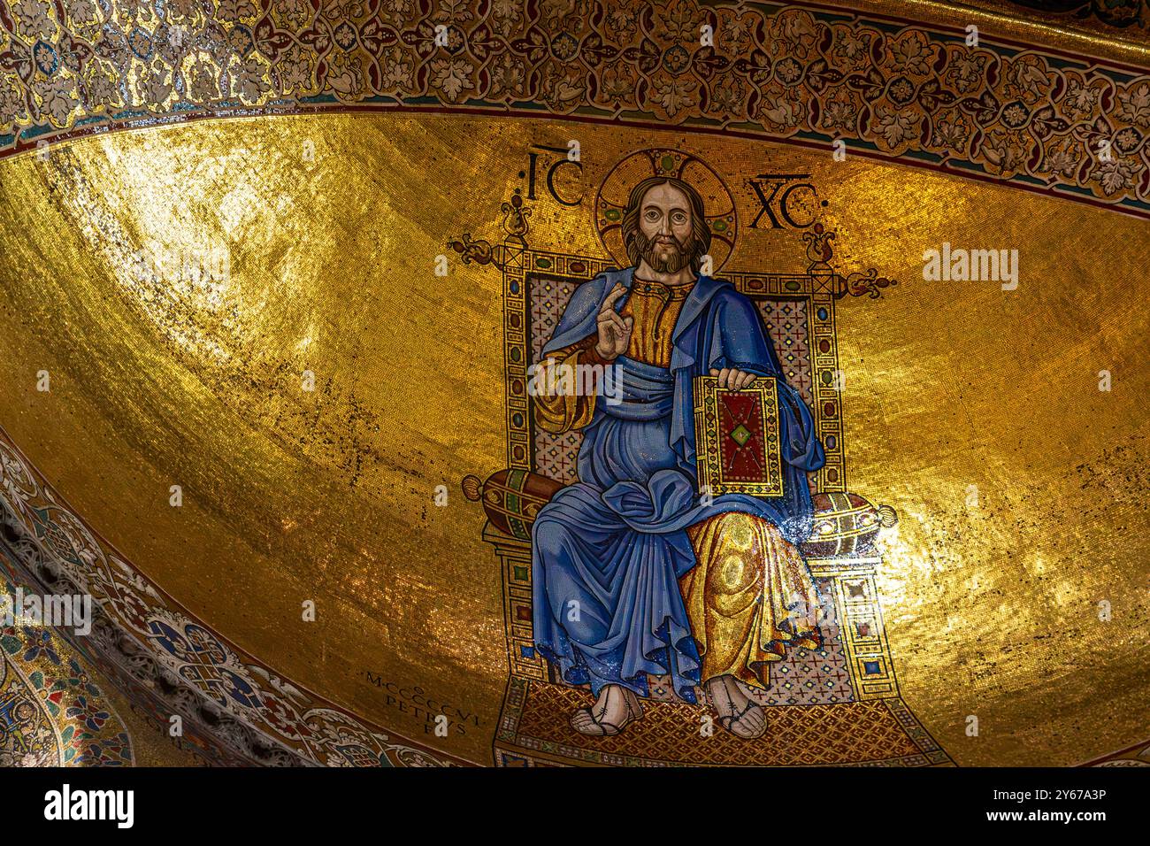 Gros plan d'une mosaïque de Christ Pantocrator dans le demi-dôme doré de l'abside à l'intérieur de la basilique Saint-Marc, Venise, Italie Banque D'Images