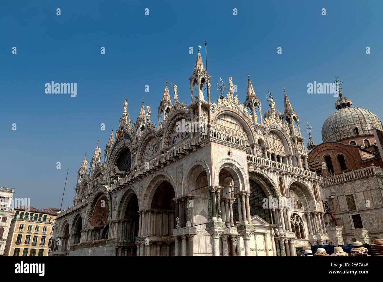 La façade principale de la basilique Saint-Marc située à l'extrémité est de la place Saint-Marc à Venise, Italie Banque D'Images