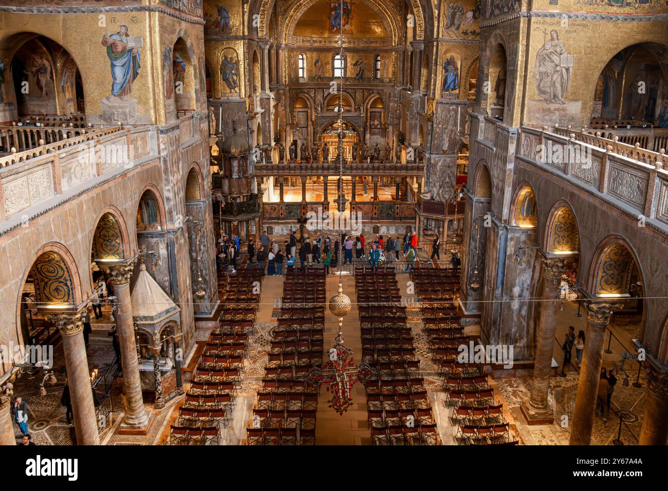 L'intérieur richement décoré de la basilique Saint-Marc allie les styles Renaissance, byzantin, vénitien et islamique à une architecture et des mosaïques époustouflantes Banque D'Images