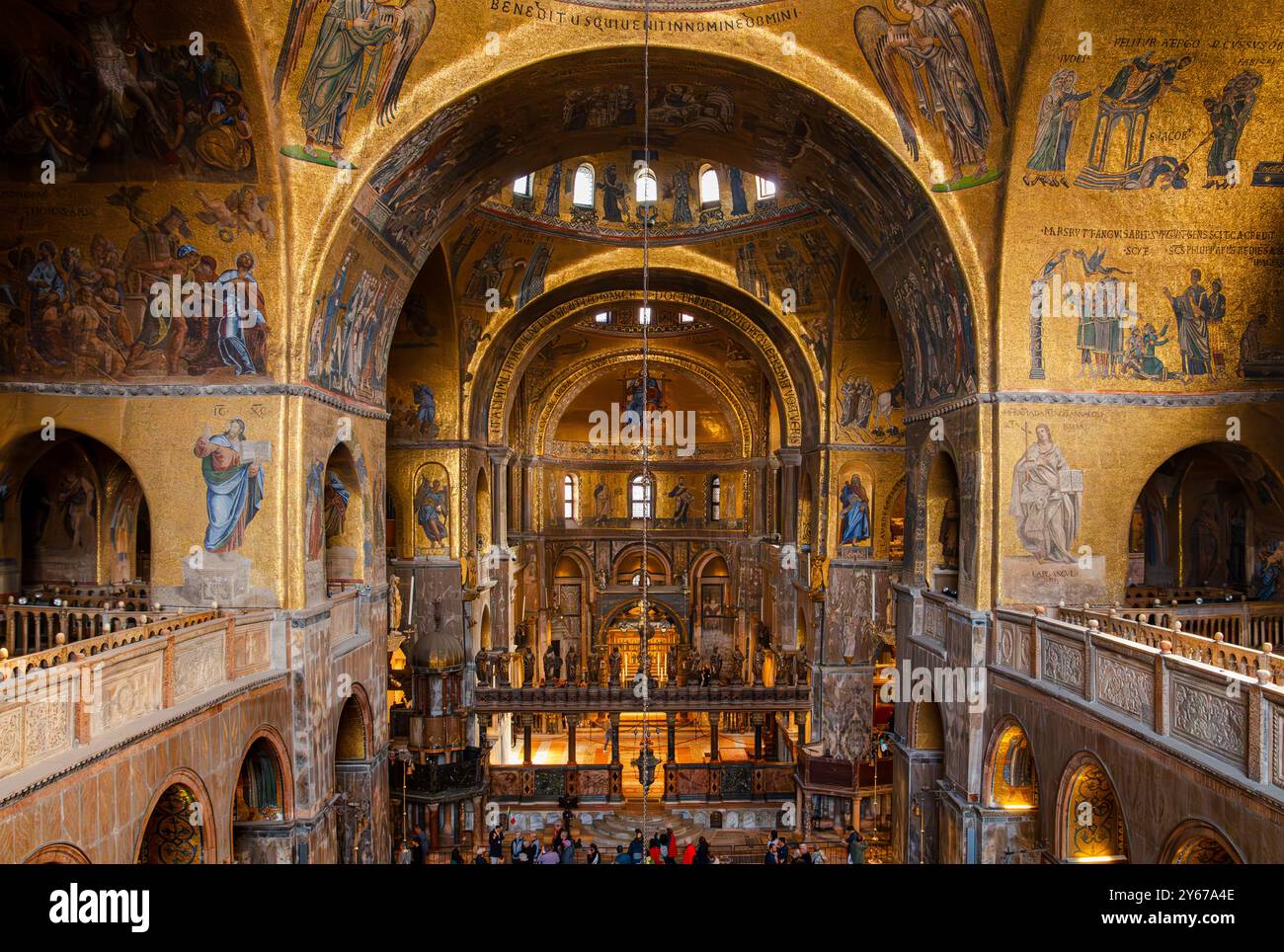 L'intérieur richement décoré de la basilique Saint-Marc allie les styles Renaissance, byzantin, vénitien et islamique à une architecture et des mosaïques époustouflantes Banque D'Images
