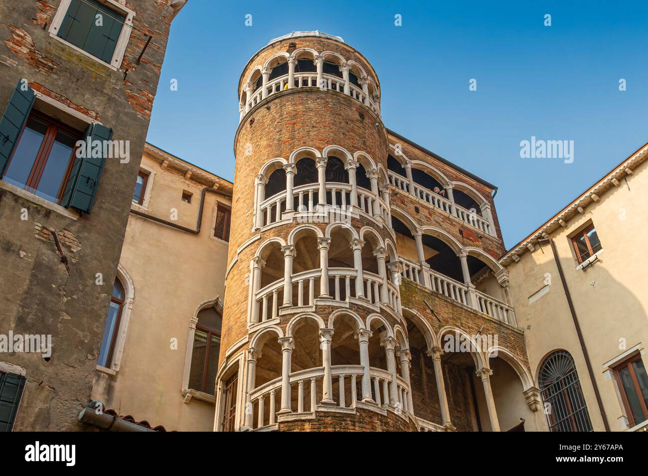 Palazzo Contarini del Bovolo avec un escalier extérieur en colimaçon à plusieurs arcs connu sous le nom de Scala Contarini del Bovolo dans le sestiere San Marco de Venise Banque D'Images