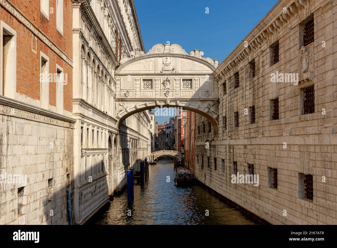 Le Pont des Soupirs, un pont de calcaire blanc qui passe sur le Rio di Palazzo, et relie la prison au Palais des Doges, Venise, Italie Banque D'Images