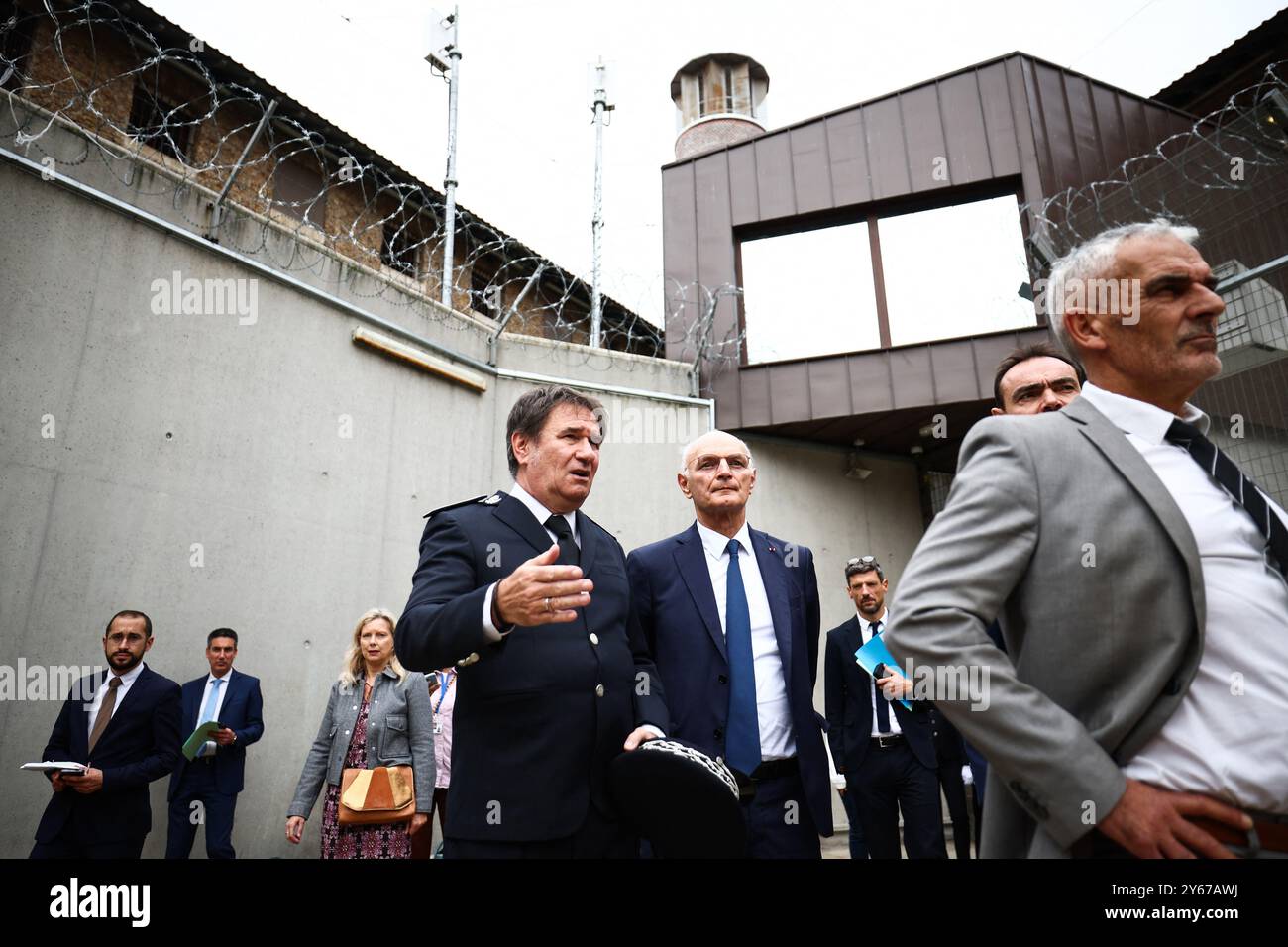 Paris, France. 24 septembre 2024. Le ministre de la Justice nouvellement nommé Didier Migaud (C) écoute le directeur de la prison de la Sante Bruno Clement-Petremann (G) aux côtés du directeur départemental du Service d’intégration et de probation pénitentiaire de Paris, Yannick le Meur (d), lors d’une visite de la prison de la Sante (Paris-la Sante) à Paris, le 24 septembre 2024. Photo par Anne-Christine POUJOULAT/Pool/ABACAPRESS. COM Credit : Abaca Press/Alamy Live News Banque D'Images