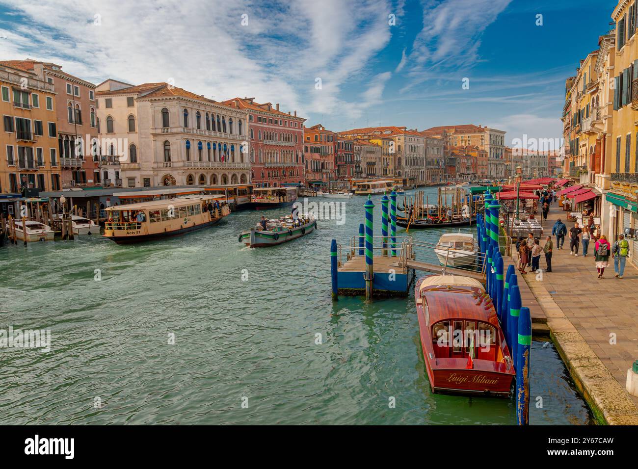 Un vaporetto ou un bateau-bus faisant son chemin le long du Grand canal à Venise , la principale voie navigable à travers la ville de Venise, italie Banque D'Images