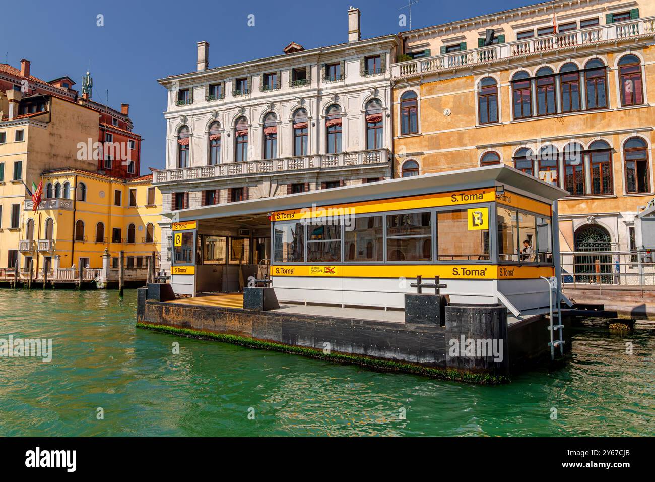 Arrêt de vaporetto S. Tomà ou arrêt de bateau-bus sur le Grand canal dans le sestiere San Polo de Venise, Italie Banque D'Images