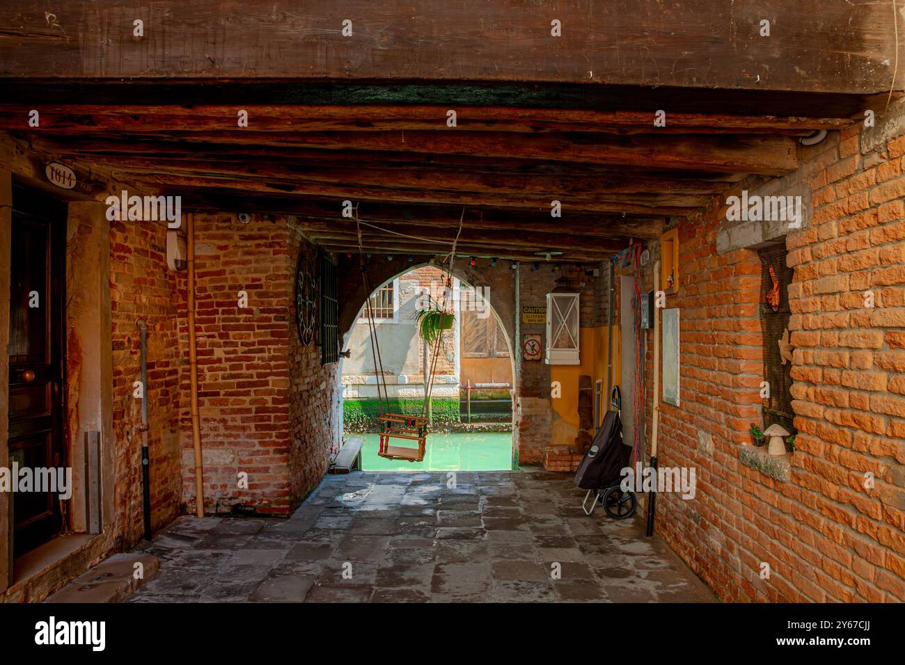 Une balançoire par Rio di S, Boldo un canal dans un petit résidentiel Sotoportego le long de Calle Zambelli une rue étroite dans le sestiere Santa Croce de Venise, Italie Banque D'Images