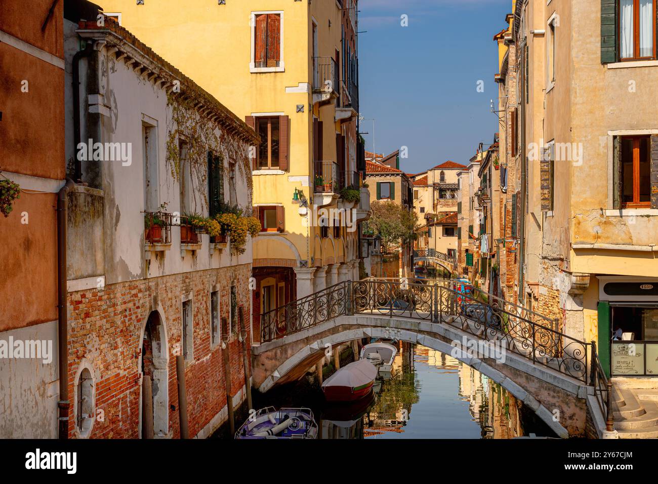 Ponte del Salvio un pont de canal sur le Rio de San Zan Degola à Campiello del Piovan dans le sestiere Santa Croce de Venise, Italie Banque D'Images