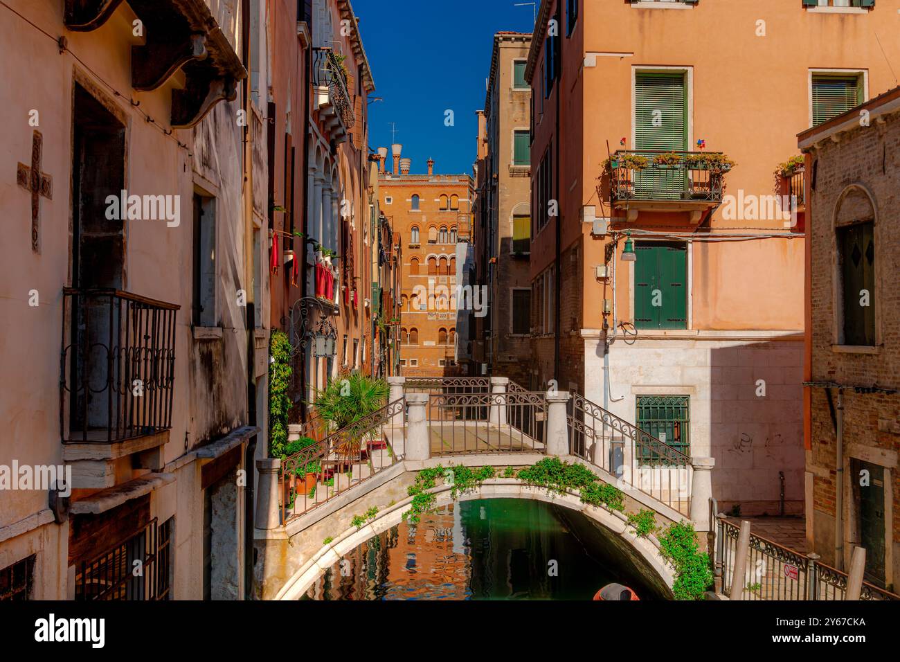 Un pont de canal en pierre enjambe Rio de San Anzolo un canal un quartier calme de San Marco à Venise, Italie de Banque D'Images