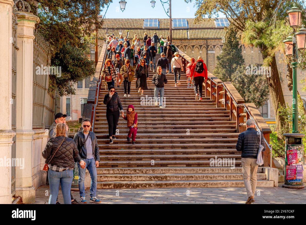 Les gens sur les marches en bois du pont de l'Accademia, un pont en bois qui traverse le Grand canal entre San Marco et Dorsoduro à Venise, italie Banque D'Images