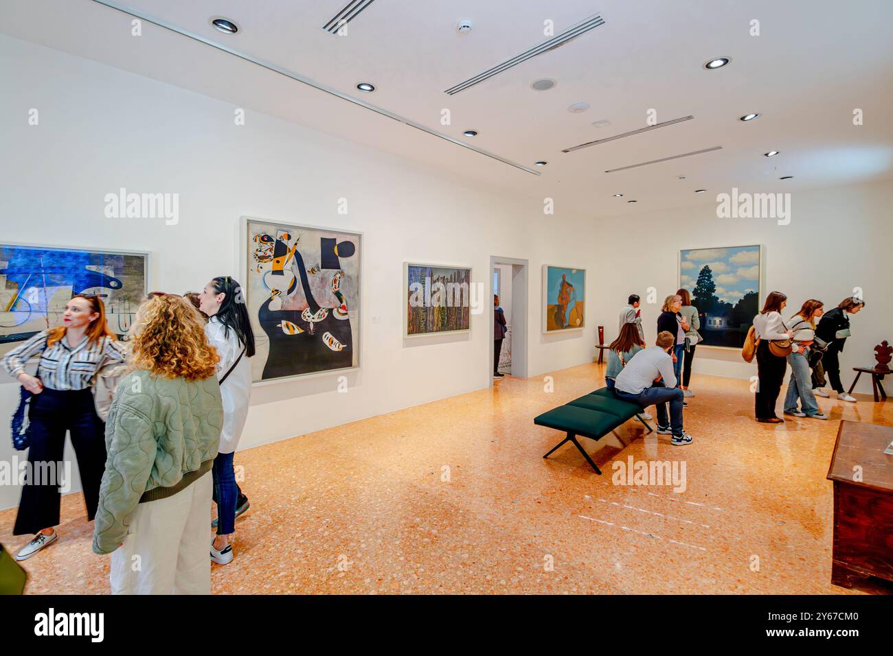 Les gens regardent l'œuvre d'art exposée à l'intérieur du musée Peggy Guggenheim un palazzo sur le Grand canal dans le quartier Dorsoduro de Venise, Italie Banque D'Images