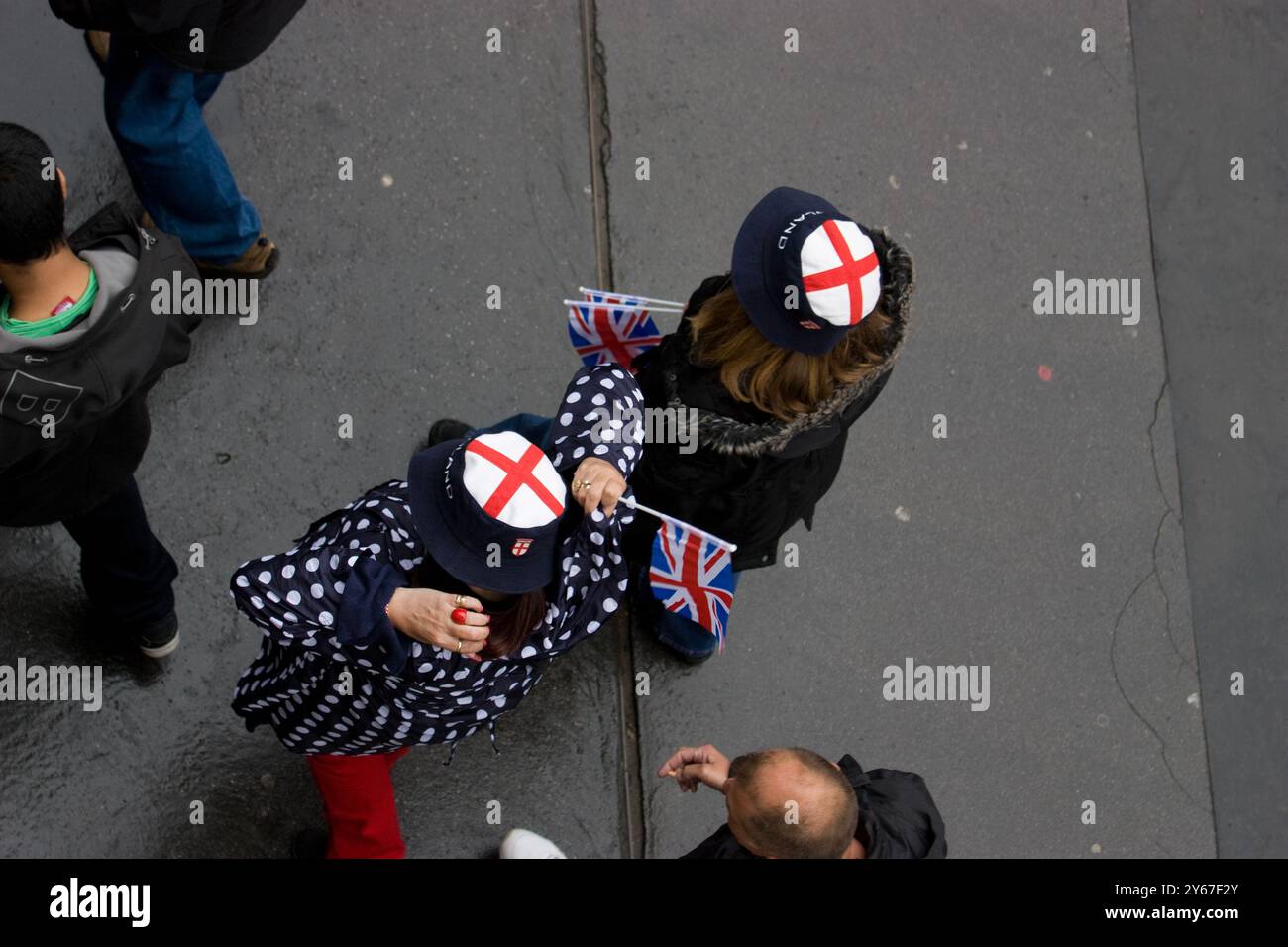 Queens Diamond Jubilee 2012, célébrités avec des drapeaux Union Jack et des chapeaux St George Cross à Blackfriars London, avant le concours de la rivière Thames Banque D'Images
