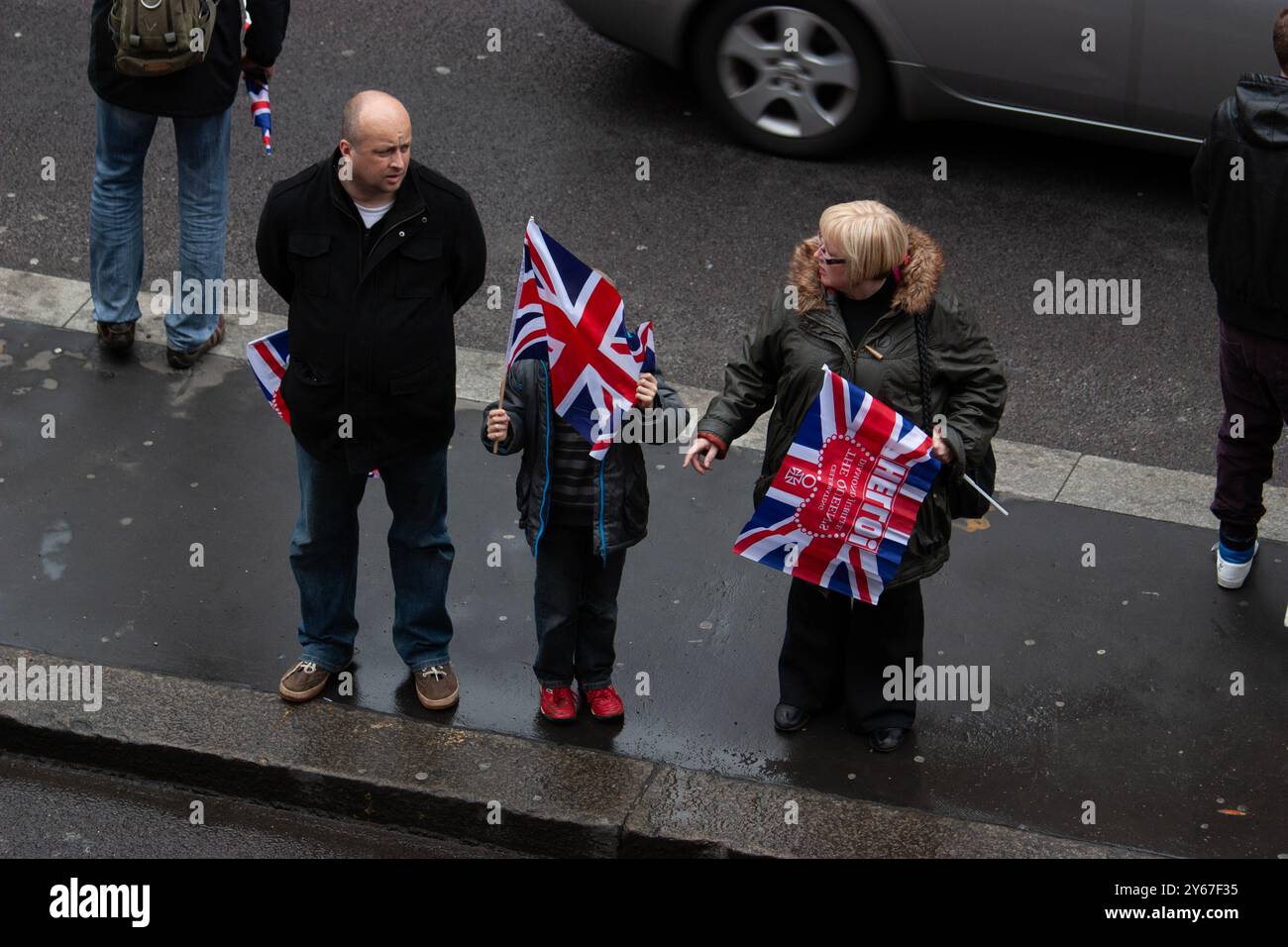 Queens Diamond Jubilee 2012, fêtards avec les drapeaux de l'Union Jack à Blackfriars London, avant le Thames River Pageant Banque D'Images
