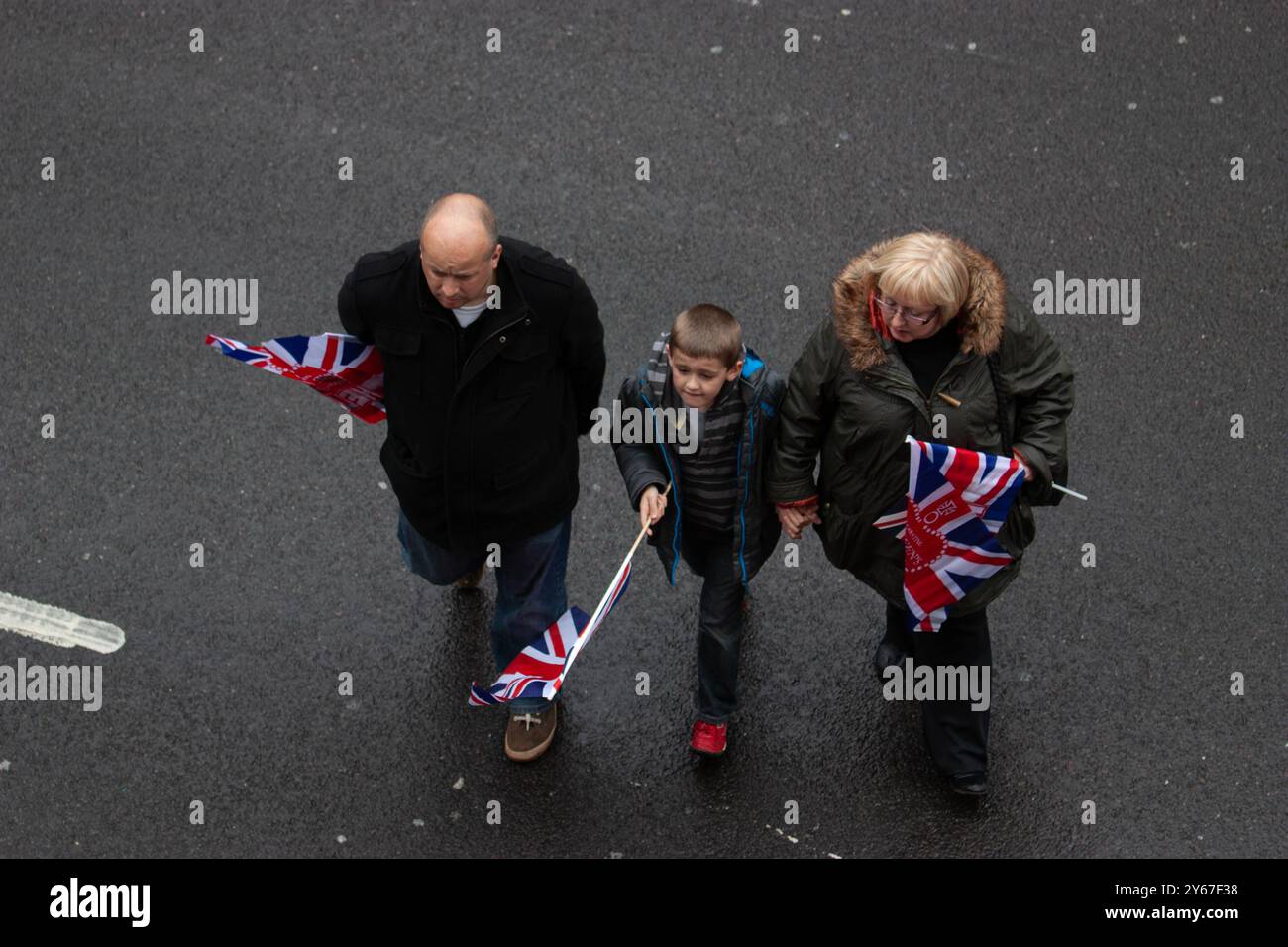 Queens Diamond Jubilee 2012, fêtards avec les drapeaux de l'Union Jack à Blackfriars London, avant le Thames River Pageant Banque D'Images