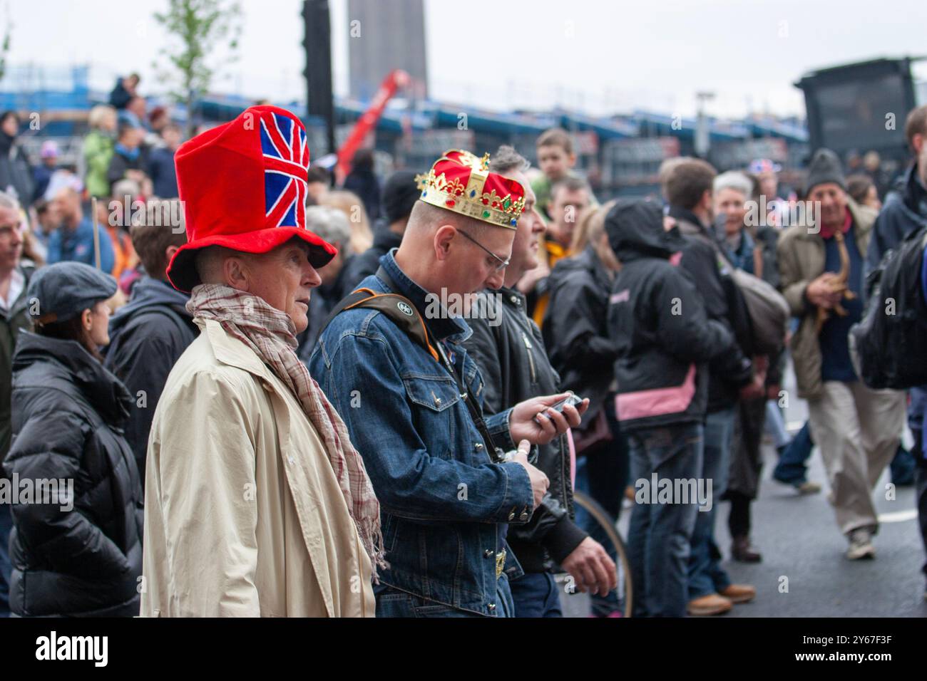 Queens Diamond Jubilee 2012, fêtards portant des chapeaux et une couronne à Blackfriars London, en attente du concours de la rivière Thames Banque D'Images