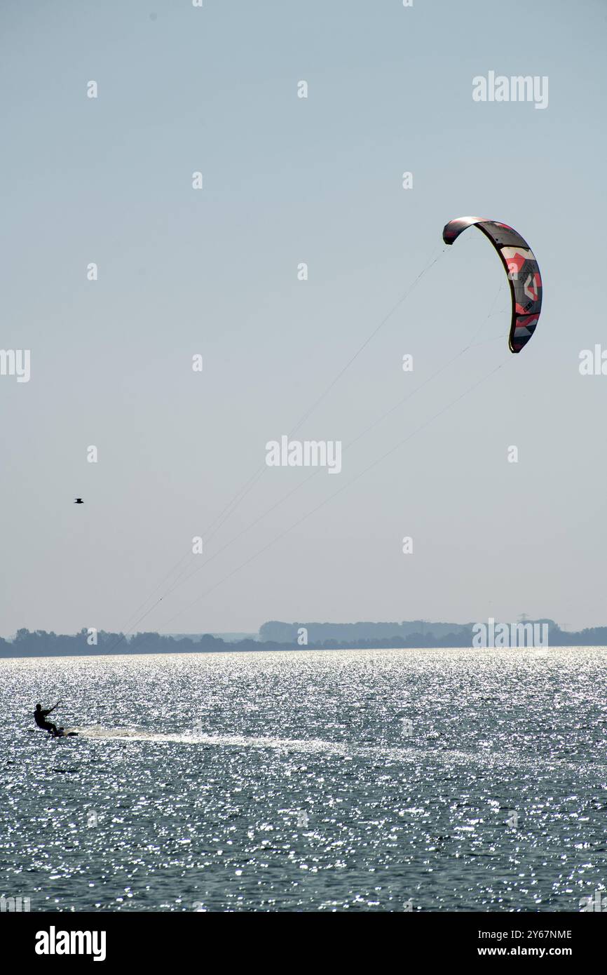 Die Wassersportschule Rügen- Piraten bietet Kurse zum Segeln, Kiten und Windsurfen am Wieker Bodden an. Kitesurfer im Wasser 22.09.2024 Halbinsel Wittow *** L'école de sports nautiques Rügen Piraten propose des cours de voile, kitesurf et planche à voile sur les kitesurfers Wieker Bodden dans l'eau 22 09 2024 Wittow Peninsula 20240922-DSC 6847 Banque D'Images