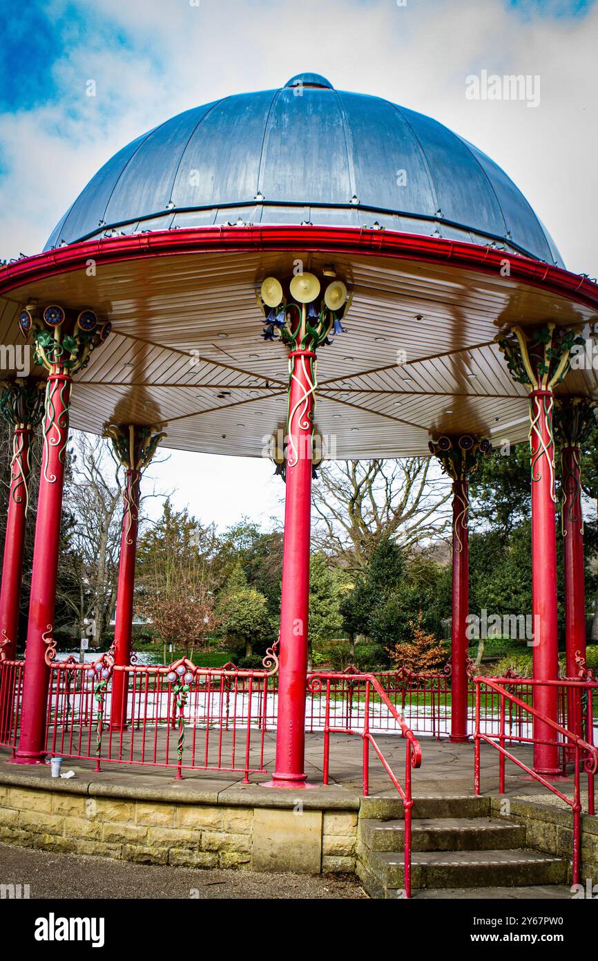 Niché au cœur du parc Roberts, ce kiosque historique rappelle avec charme le riche patrimoine de Saltaire. Banque D'Images