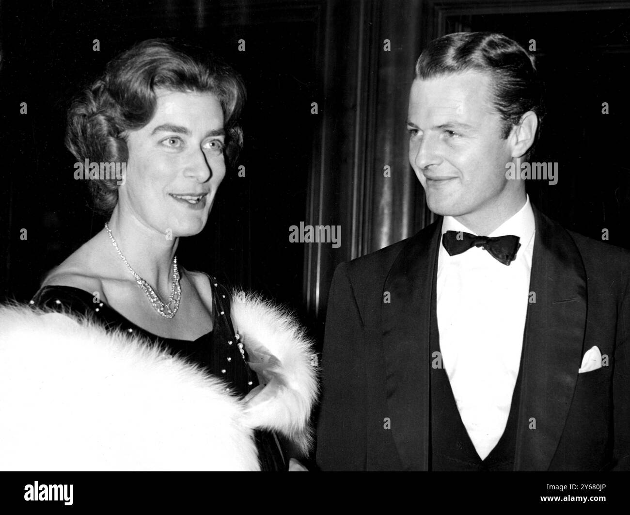 Mariage de l'année. Princesse Anne fera sa première apparition en tant que demoiselle d'honneur et d'autres membres de la famille royale seront parmi les invités au mariage à Romsey Abbey, Hampshire, mercredi 13 janvier de Lady Pamela Mountbatten et M. David Hicks, vus ensemble dans cette photo récente. Il est déjà appelé «le mariage de l'année». Lady Pamela est la fille de 30 ans de l'amiral de la flotte Earl Mountbatten et de la comtesse Mountbatten, dont la maison est à Broadlands, Romsey. M. Hicks est un décorateur d'intérieur Belgravia âgé de 27 ans. Photo prise le 30 décembre 1959. Banque D'Images