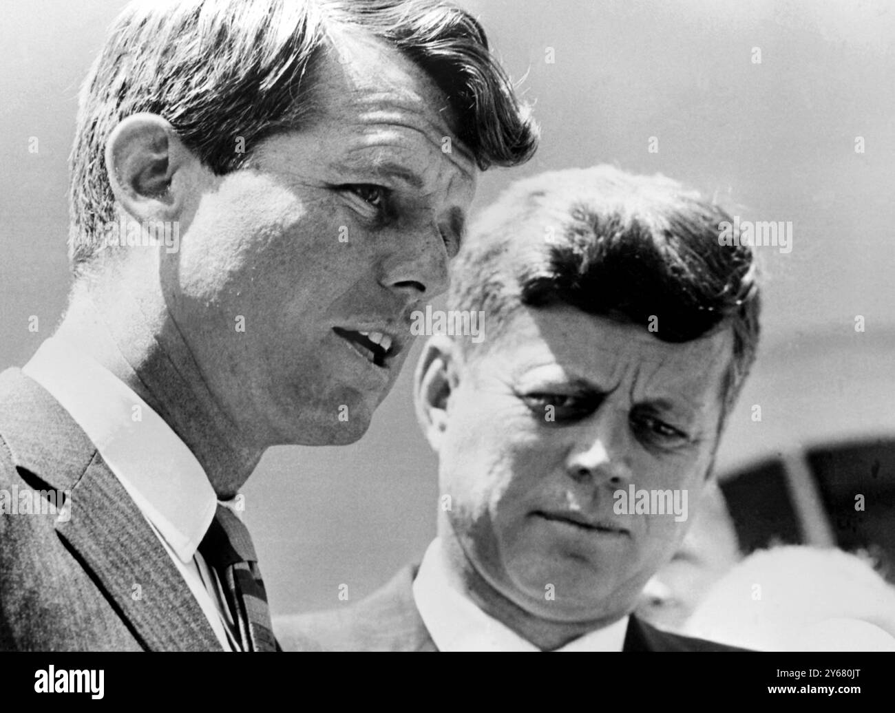 Le procureur général des Kennedy Brothers Robert Kennedy (à gauche) et le président américain John Kennedy (à droite) se tiennent épaule contre épaule à la Maison Blanche Washington DC le 15 mai 1963 Banque D'Images