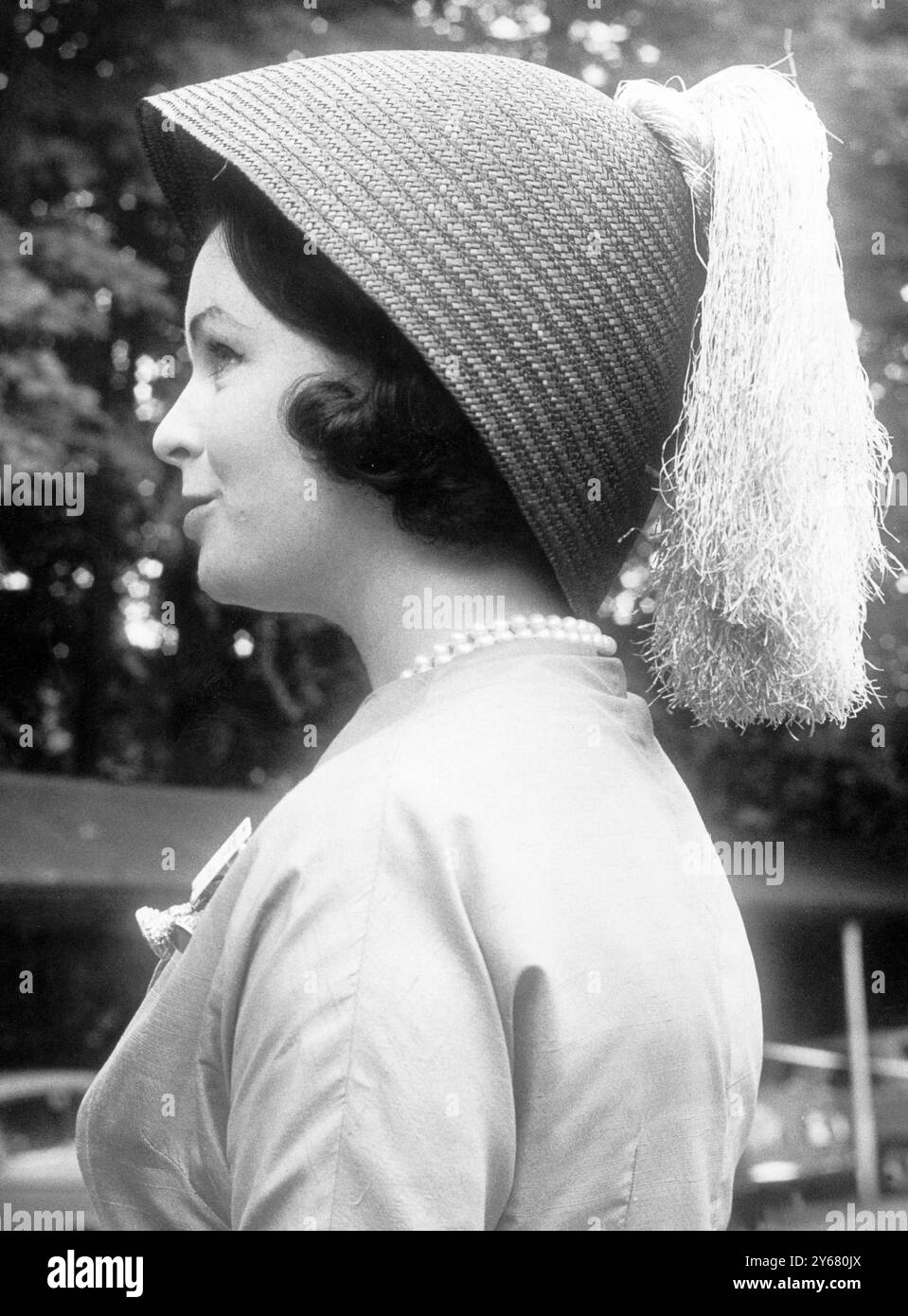 Ascot Hats Penelopes Pony Tail apporte une touche gay au chapeau bol de paille noir au Royal Ascot le 17 juin 1964 Banque D'Images