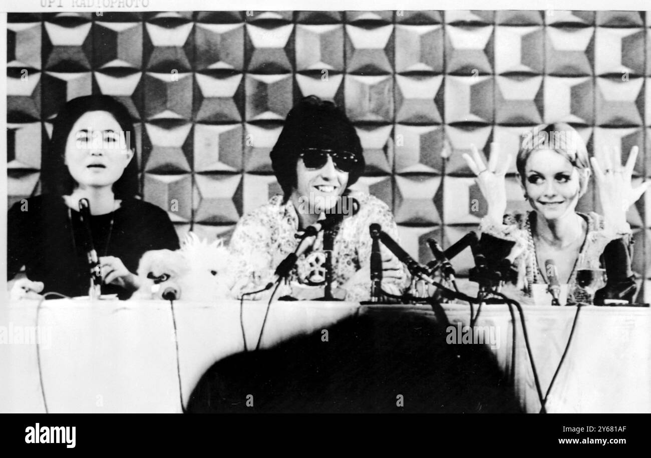 La mannequin Lesley Hornby mieux connue sous le nom de Twiggy sourit et regarde son petit ami manager Justin de Villenueve lors d'une conférence de presse au Tokyo Hilton interprète japonais vu sur sa gauche le 19 octobre 1967 Banque D'Images