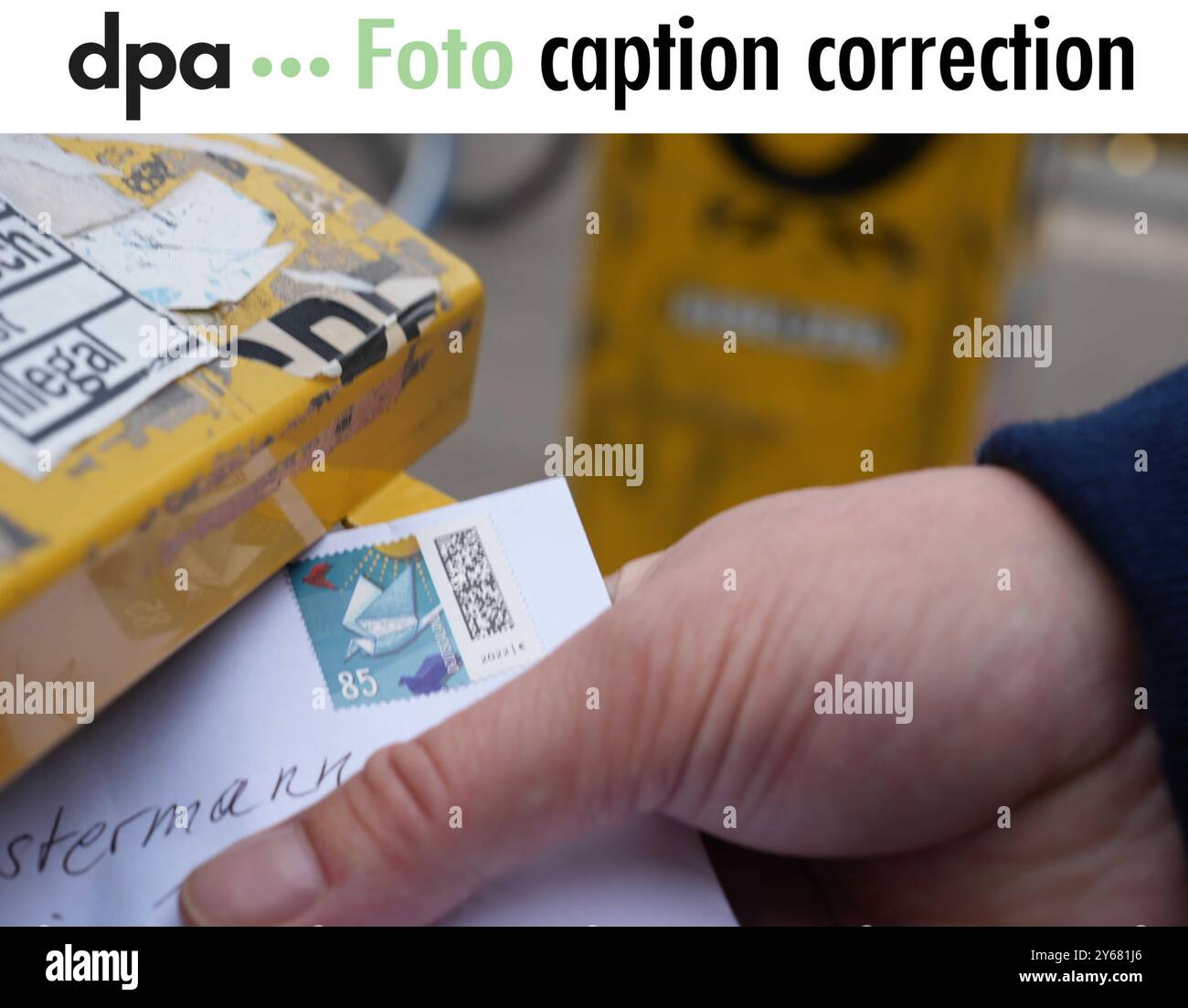 PRODUCTION - 24 septembre 2024, Hambourg : chers clients, les images envoyées le 24 septembre 2024 avaient un emplacement incorrect indiqué. Les photos ont été prises à Hamurg et NON à Bonn. ILLUSTRATION - Un passant met une lettre avec un timbre de 85 cents dans une boîte aux lettres de bureau de poste. L'Agence fédérale des réseaux décidera de l'affranchissement des lettres à partir de janvier 2025. L'Agence fédérale des réseaux prend maintenant une ·décision d'échelle· - elle fixe un corridor de pourcentage à l'intérieur duquel le coût d'envoi de toutes les lettres peut augmenter. Le bureau de poste détermine alors exactement combien le coût de chaque type d'expédition devrait être, qui le Fede Banque D'Images