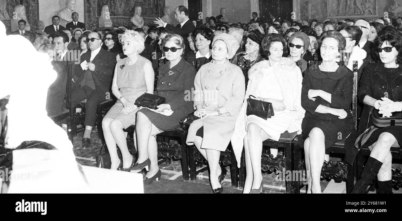 La ville de Rome a décerné le prix annuel Isabella D'Este à neuf femmes le 25 février 1968 Pictures Shows (de gauche à droite) Anna Magnani, Marion Grafin Donhof, Carla Fracci, Biki et Anna Banti Banque D'Images