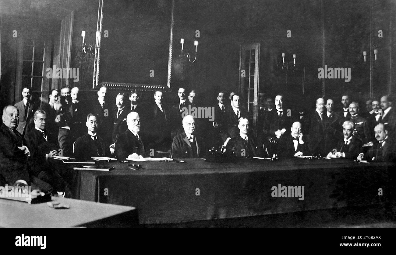 La première séance de la ligue des Nations en Grande-Bretagne : la réunion du conseil au palais St James. 'Nous sommes huit au lieu de neuf' (de gauche à droite) M. Caclamanos (grèce) : Senhor Da Cunha (brésil) ; M. Matsui (japon) ; M. Leon Bourgeois (france) ; M. Balfour (grande britienne) ; Sir Eric Drummond (Secrétaire général) ; Senatore Ferraris (italie) ; M. Paul Hymans (belgique) et Senor Quinones de Leon (espagne). 21 février 1920 Banque D'Images