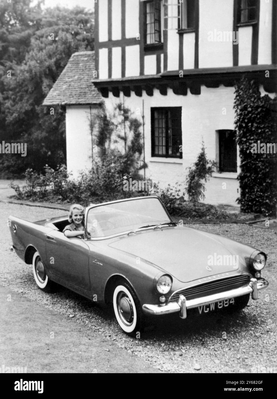 Londres : Rootes dévoile aujourd'hui cette nouvelle voiture de sport - la Sun-Beam Alpine Sports car, qu'ils produisent conjointement avec Bristol Siddley Engines Ltd. La Sunbeam Alpine, qui fait revivre un nom célèbre déjà gravé sur les grands trophées de rallye du monde, est une voiture de sport entièrement nouvelle, rapide et bien équipée capable de 100 KM/H mais ne coûte que 971 £ (taxes comprises) dans ce pays. Le moteur 1 494 c.c. est doté d'une culasse en aluminium offrant d'excellentes caractéristiques de refroidissement. Le double carburateur et le double échappement garantissent des performances élevées et une économie de carburant maximale. L'Alpine est offert soit en o Banque D'Images