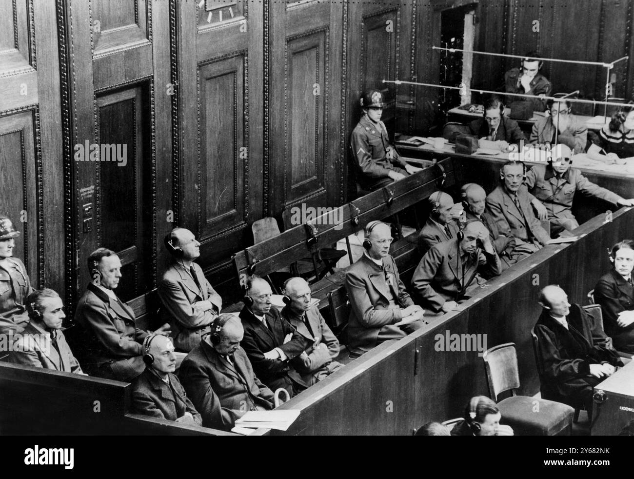 Ex-généraux allemands pourchassés par la justice - les procès se poursuivent à Nuremberg, le 18 février 1948 : de gauche à droite (première rangée) - Wilhelm v. Leeb ; Hugo Sperrie ; George v. Kuschler ; Hermann Hoth ; Hans Reinhardt; Salmuth ; Karl Hollidt ; Otto Schniewind ; Karl c. Roques ; et Hermann Reinecke. Rangée arrière - Walter Warlimont, Otto Wochler et Rudolf Lehmann. Ils sont vus au palais de justice de Nuremberg où ils sont jugés. Banque D'Images