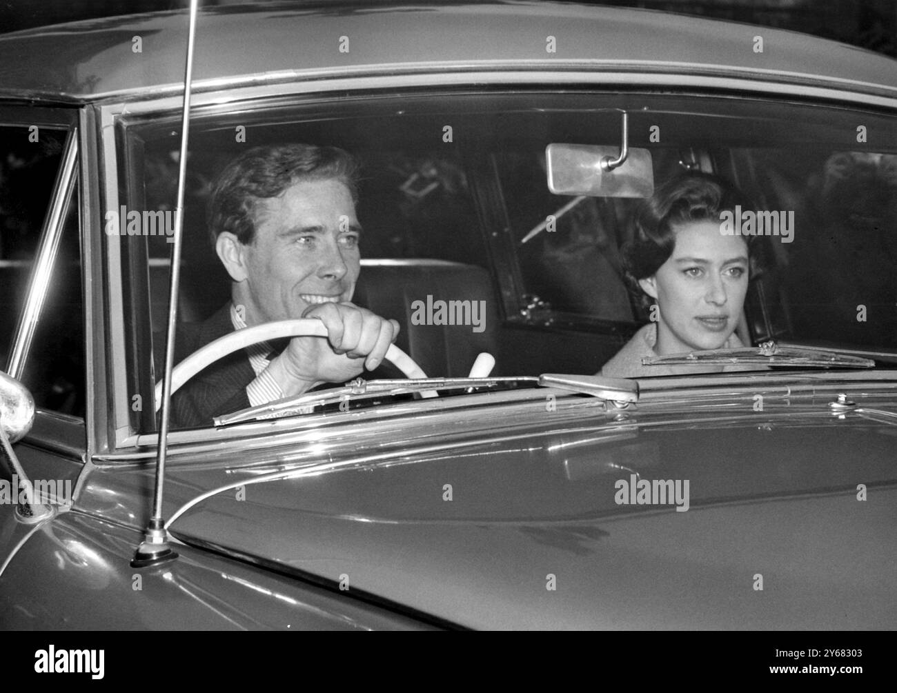 Tony au volant. M. Anthony Armstrong-Jones conduit sa fiancée, la princesse Margaret, du palais de Buckingham alors qu'ils partent aujourd'hui (vendredi) pour passer le week-end en privé avec des amis dans le pays. Peu de temps après, la reine et la reine mère sont parties en voiture pour Windsor. 25 mars 1960. Banque D'Images