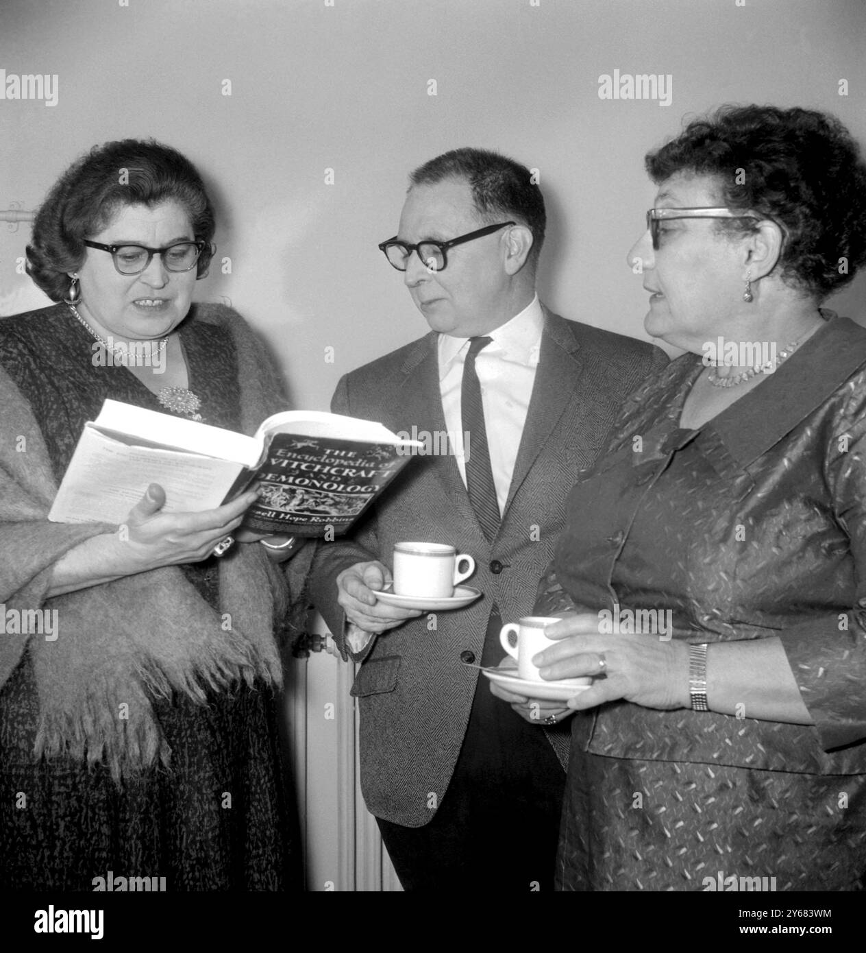 La sorcière autoproclamée, Mme Sybil Leek (à gauche), aujourd'hui - Hallow'een - a rencontré le Dr Rossell et Mme Ellen Anne Hope-Robins autour d'une tasse de bière de sorcière - thé anglais - dans un studio de télévision de Southampton. Sorcière Sybil, qui est la mère d'un garçon de treize ans, habite dans le village de Burley, New Forest, et a défié Dr Hope-Robins, un membre de l'Université Columbia, États-Unis, de discuter de son métier avec elle, après avoir appris qu'il avait exprimé son incrédulité envers la sorcellerie quand il s'est adressé à la British Association for the Advancement of Science à Aberdeen, Écosse en septembre. Dr H. Banque D'Images