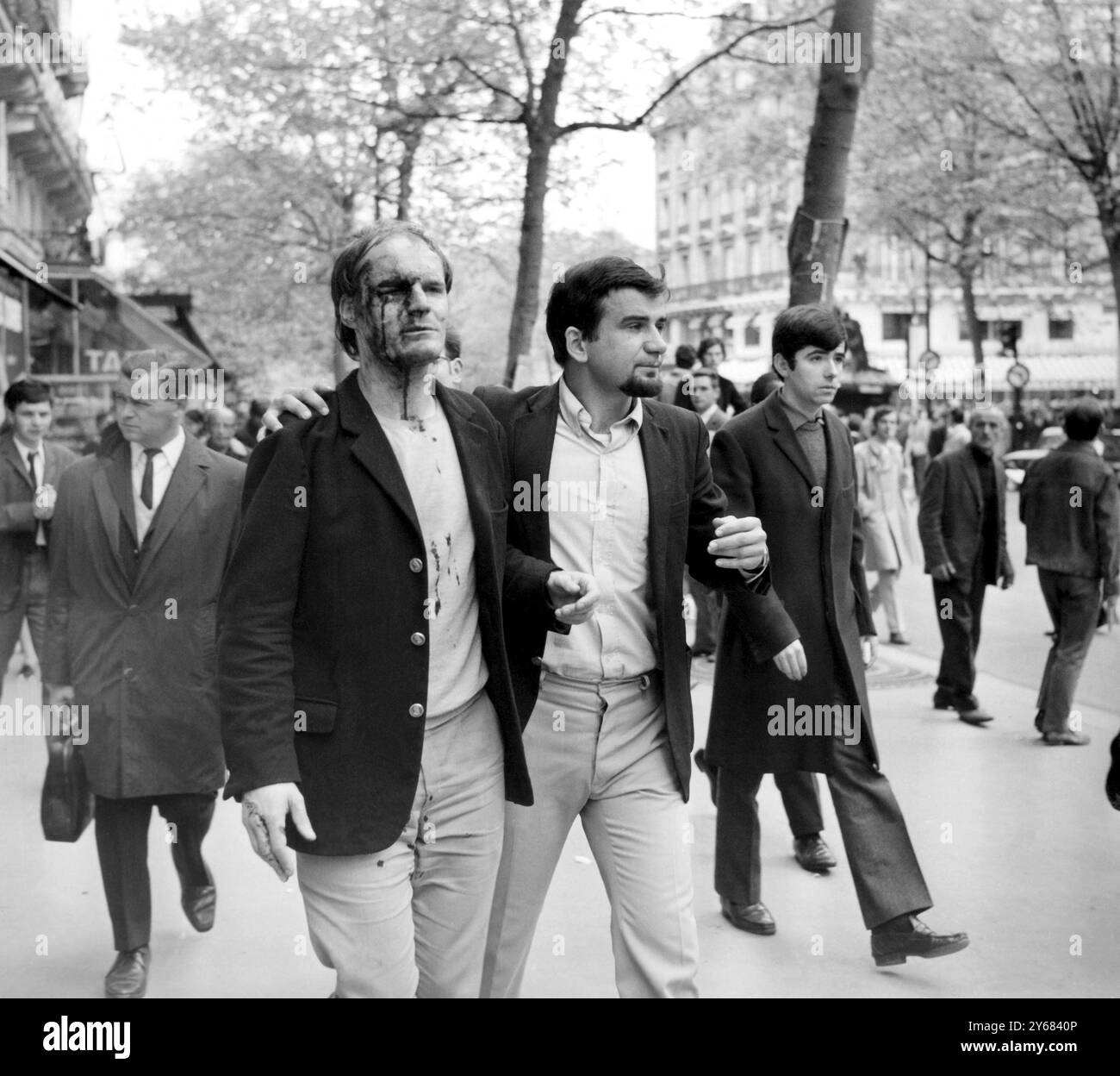 Un étudiant blessé est escorté par un ami sur le boulevard Saint-Michel. Plusieurs centaines d'étudiants et de policiers ont été hospitalisés après de nombreuses batailles entre policiers et étudiants à Paris le 7 mai 1968 Banque D'Images