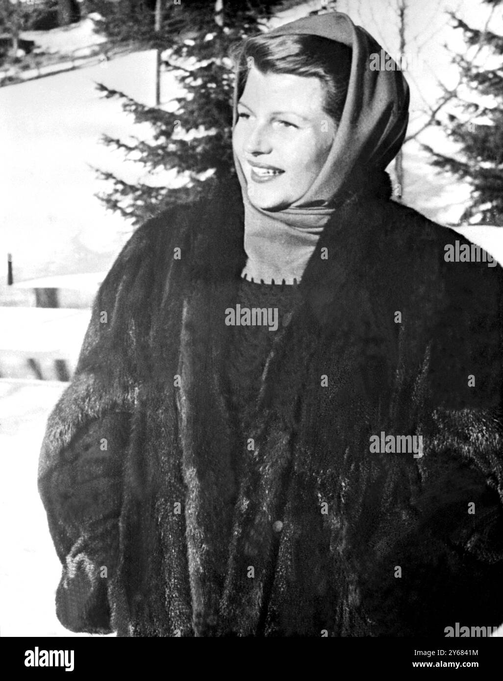 La princesse Aly Khan (actrice de cinéma, Rita Hayworth) photographiée pour la première fois depuis qu'elle a quitté la maison de retraite de Lausanne, où elle a donné naissance à sa fille, Yasmin, la photographie prise sur fond de neige à Gstaad, Suisse, montre Rita bien enveloppée dans la fourrure et les mou contre le froid. 28 janvier 1950 Banque D'Images