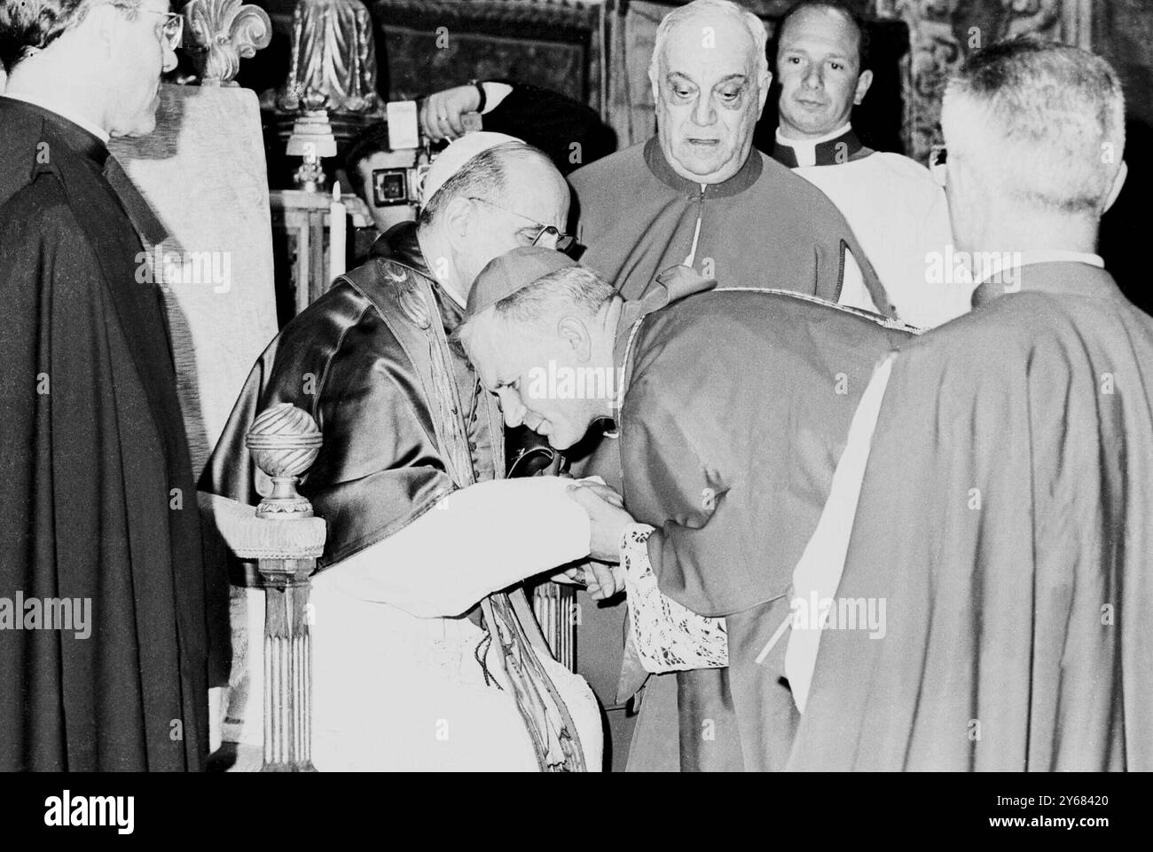 Cité du Vatican, Rome - le cardinal Karlo Wojtyla nouvellement couronné de Pologne s'incline devant le pape Paul VI lors du consistoire public de la Chapelle Sixtine, au cours duquel le pontife a installé vingt-sept nouveaux princes de l'église catholique romaine pour porter le nombre de membres du Sacré Collège cardinaux à un record de cent dix-huit. 28 juin 1967. Banque D'Images