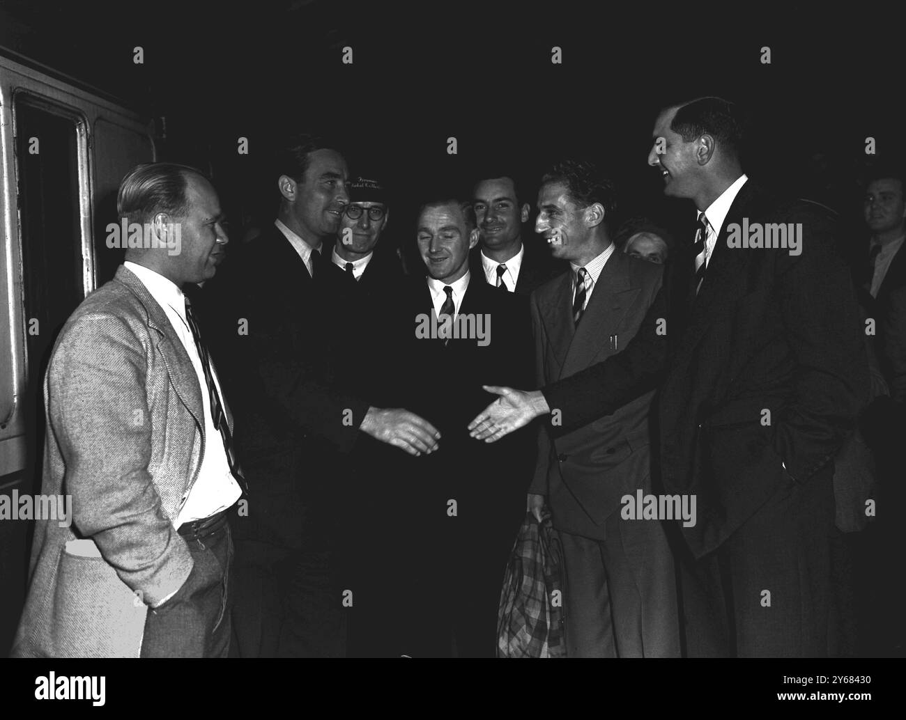L’équipe de cricket du MCC qui tournera en Inde quittera Londres (aujourd’hui) mardi et le joueur de cricket britannique Denis Compton se présente à l’occasion Gare de Pancras pour leur dire adieu alors qu'ils embarquent à bord du train de bateau 'Chusan'. De gauche à droite, AJ Watkins, Denis Compton, RT Spooner, CJ Poole et TW Graveney. 18 septembre 1951. Banque D'Images