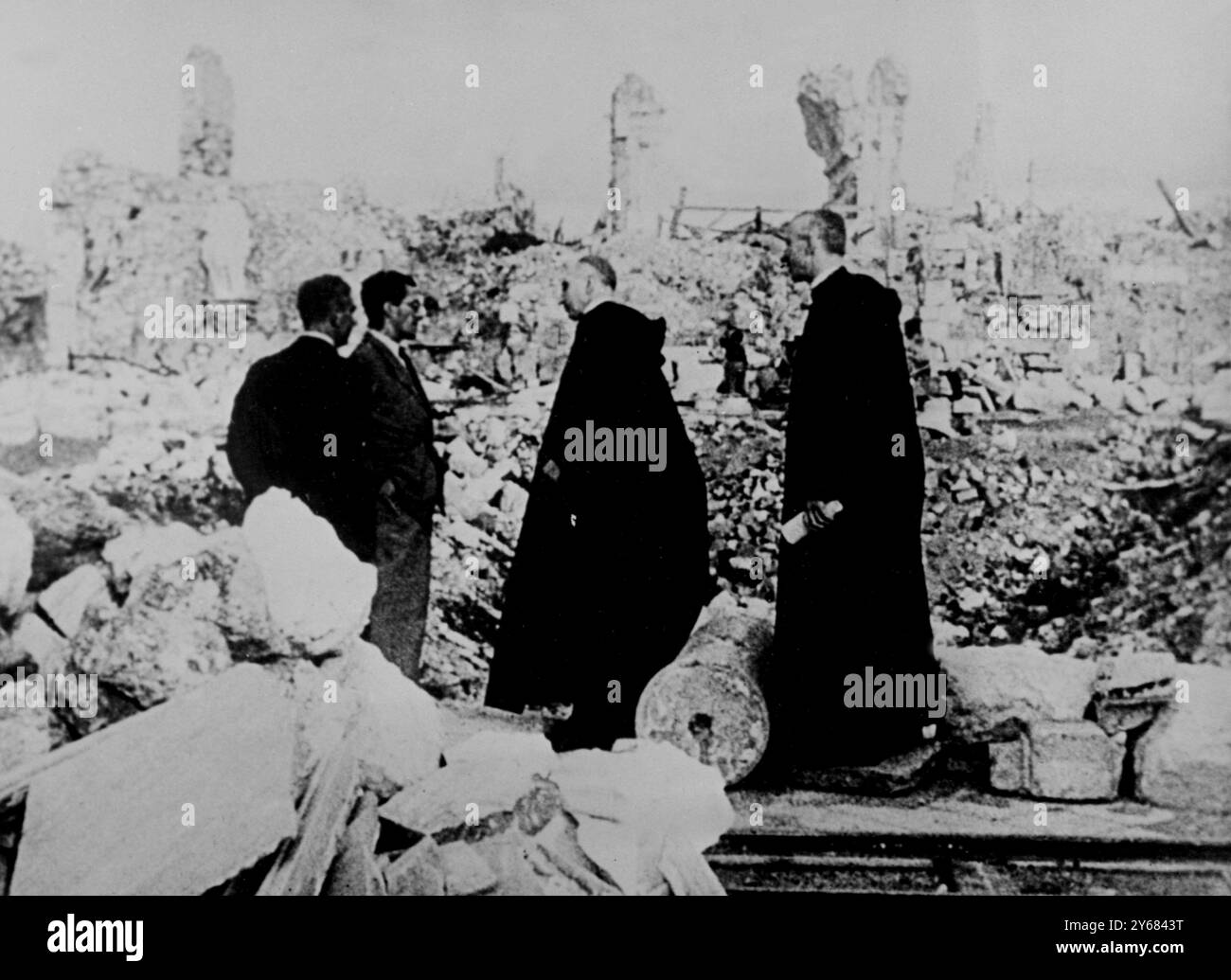 L’abbaye de Monte Cassino, monastère bénédictin construit il y a mille ans à Cassino, en Italie, a été réduite en ruines lorsque les Alliés, en février 1944, ont été forcés de bombarder les Allemands qui l’avaient prise comme forteresse. Les dignitaires de l'église surveillent maintenant les ruines alors que le travail de déblaiement des débris se poursuit. Le nettoyage durera trois ans et un nouveau monastère s’élèvera sur les fondations de l’ancien avec la tradition de Saint Benoît et Monte Cassino allant de l’avant dans une nouvelle ère. L'abbaye a été détruite par la guerre trois fois depuis sa fondation il y a quatorze ans. Banque D'Images