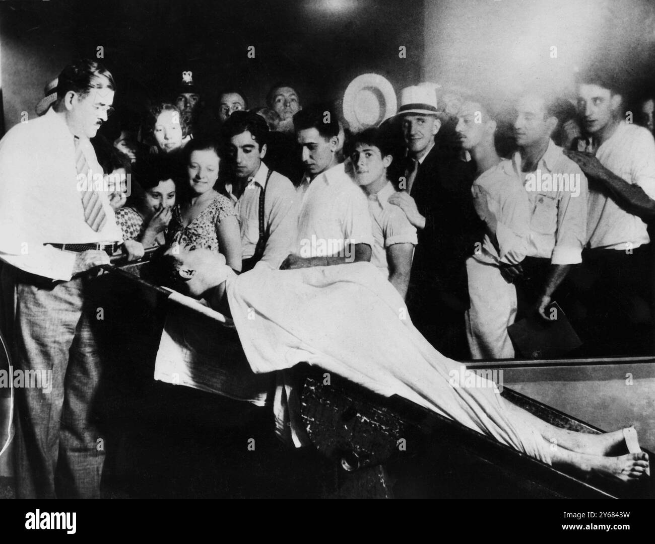 Des foules remplissent la morgue du comté de Chicago pour voir le corps mort du hors-la-loi John Dillinger qui a été abattu par des agents américains du ministère de la Justice. 23 juillet 1934 Banque D'Images