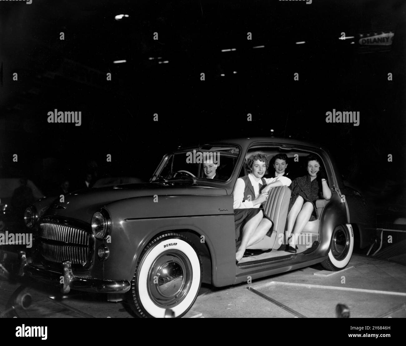 Beryl Catlin de Canvey Island, Susan Denny de Southampton, Doris Deal de Barnsley et Olive Leon de Londres dans la nouvelle Hillman Minx à soupapes en tête. 19 octobre 1954. Banque D'Images