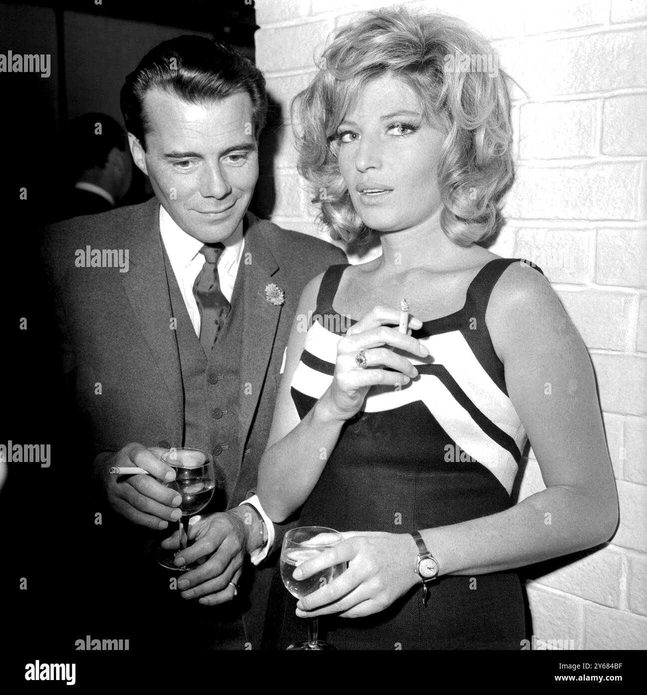 L'acteur britannique Dirk Bogarde s'est vu confier le rôle du méchant dans le film Modesty Blaise du 20th Century Fox, dont le rôle-titre, l'actrice italienne Monica Vitti, apparaîtra. Monica et Dirk ont eu une rencontre amicale ce soir autour de cocktails au Savoy Hotel de Londres. Modesty Blaise est basé sur la bande dessinée du même nom, créée par Peter O'Donnel qui est présentée dans un journal du soir londonien et est syndiquée à l'étranger dans quatorze grands journaux. Le film pourrait bien devenir la réponse féminine à 'James Bond'. Le travail de production sur Modesty commence à Amsterdam la semaine prochaine et se déplace ensuite vers S. Banque D'Images