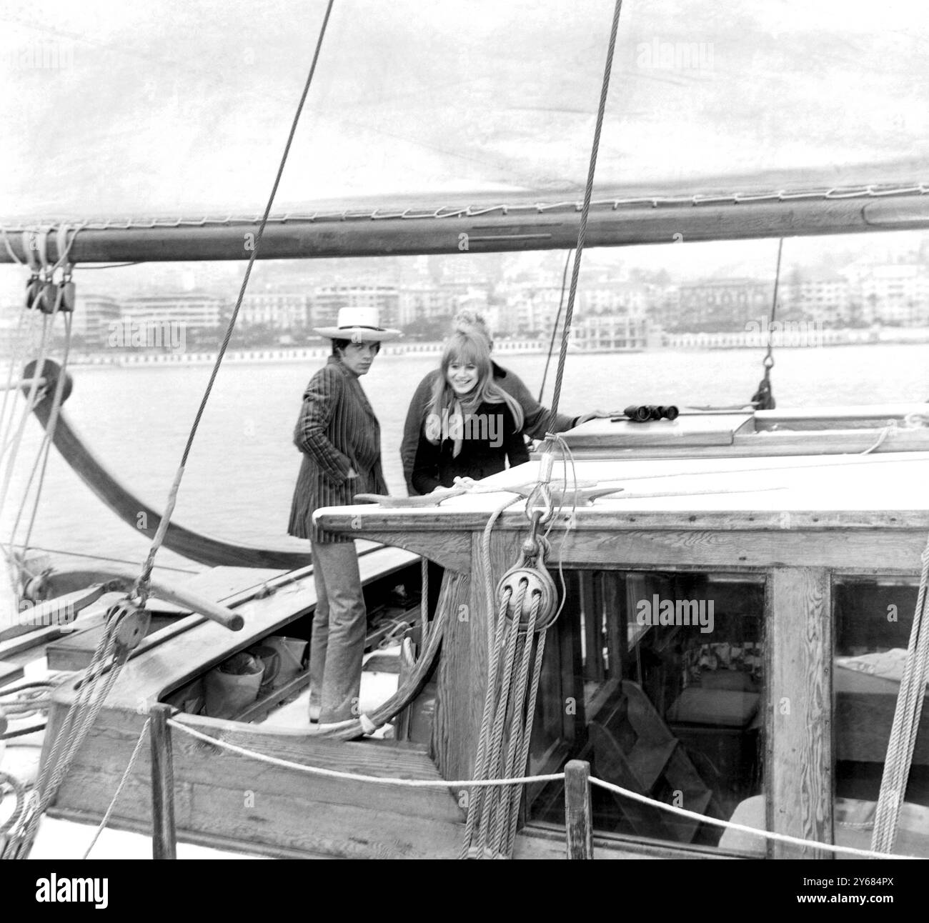 San Reno, Italie : le chanteur des Rolling Stones Mick Jagger a vu en janvier 28 avec une amie, la pop star Marianne Faithfull partir en yacht après l'élimination de Marianne du San Reno Song Festival. 30 janvier 1967 Banque D'Images