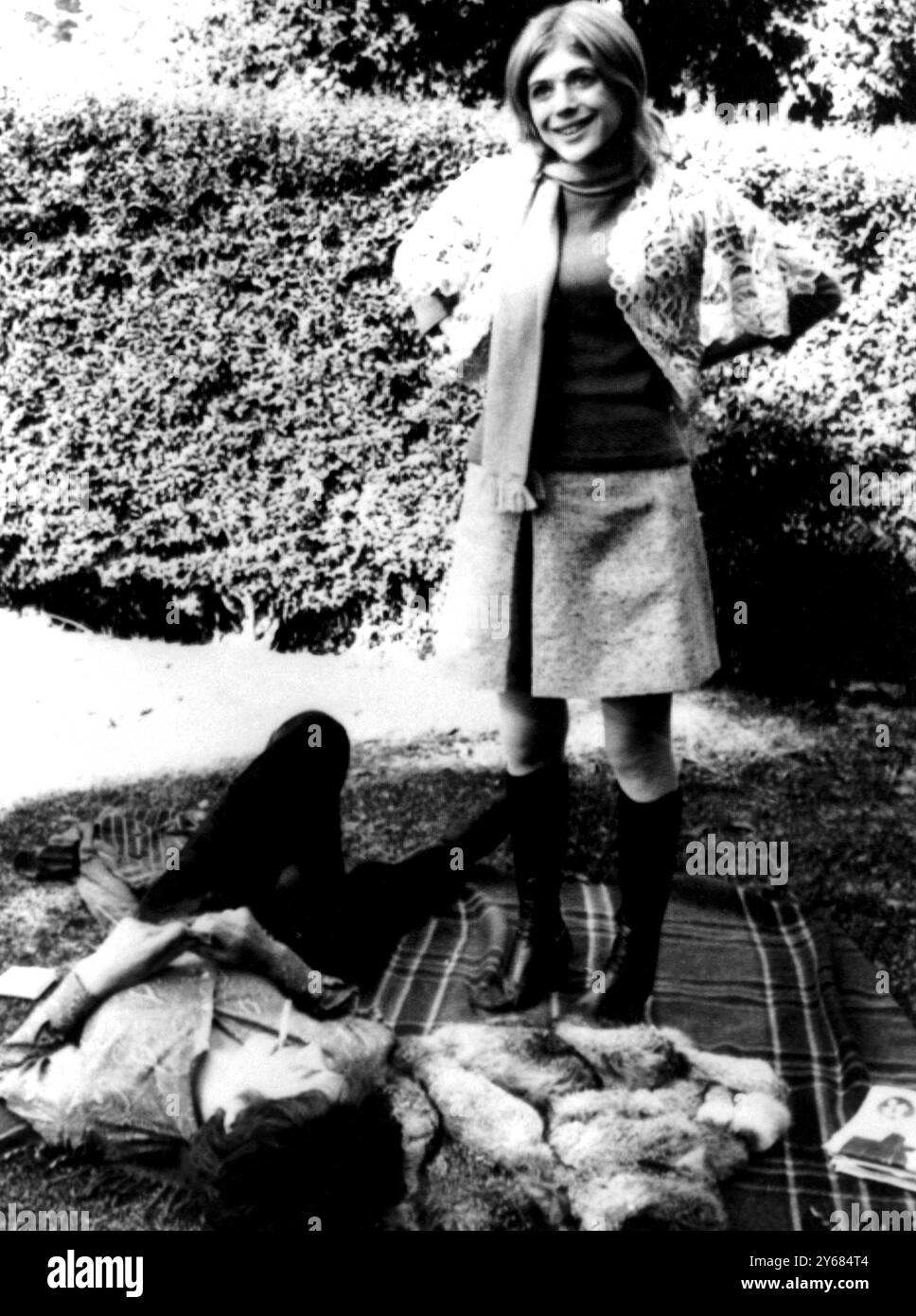 Melbourne, Australie : de retour sur ses pieds....actrice-chanteuse britannique Marianne Faithfull. Elle se détend au soleil avec son petit ami, chef du groupe pop des Rolling Stones Mick Jagger alors qu'elle se remet de sa maladie à l'hôpital St Margaret de Ryde aujourd'hui. Marianne s'est effondrée à son arrivée ici il y a quelques semaines quand elle et Jagger devaient commencer à filmer 'Ned Kelly' dans lequel Jagger joue le célèbre bandit australien. Melbourne Doctors a révélé que l'actrice a pris une overdose de barbituriques pendant son vol. Son rôle dans le film a été repris par une actrice inconnue. Banque D'Images