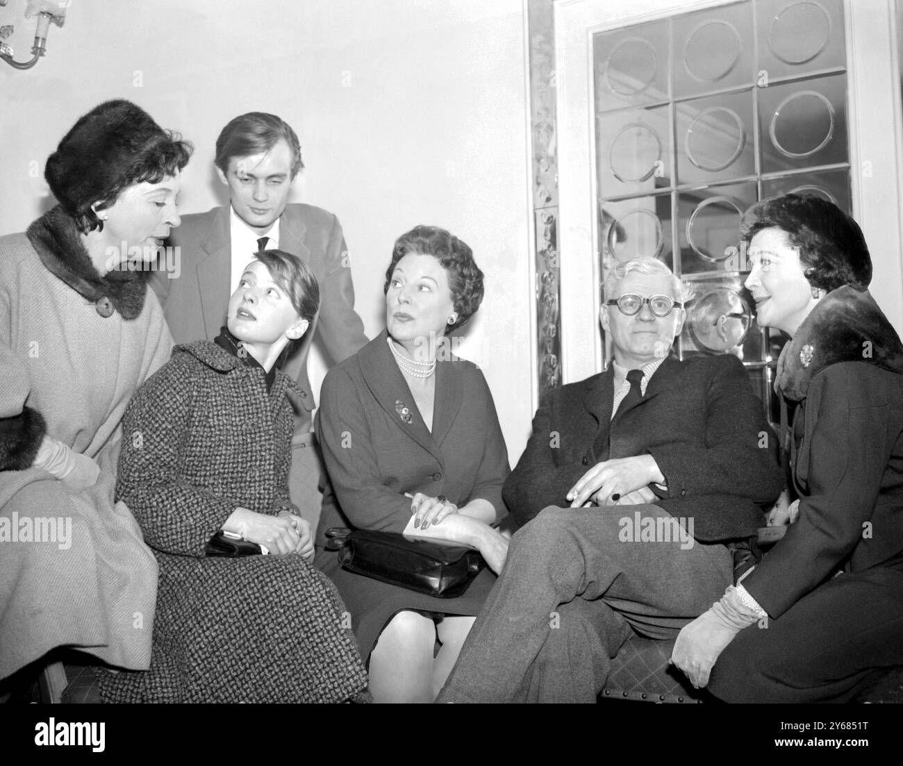 Le moulage de 'par la peau de nos dents'. Il s'agit (de gauche à droite) de Margaret Rawlings, Perlita Nielson, David McCallum, Ruth Dunning, George Devine et Vivien Leigh vus ici à la réception de presse à l'hôtel Dorchester. 16 février 1959 Banque D'Images