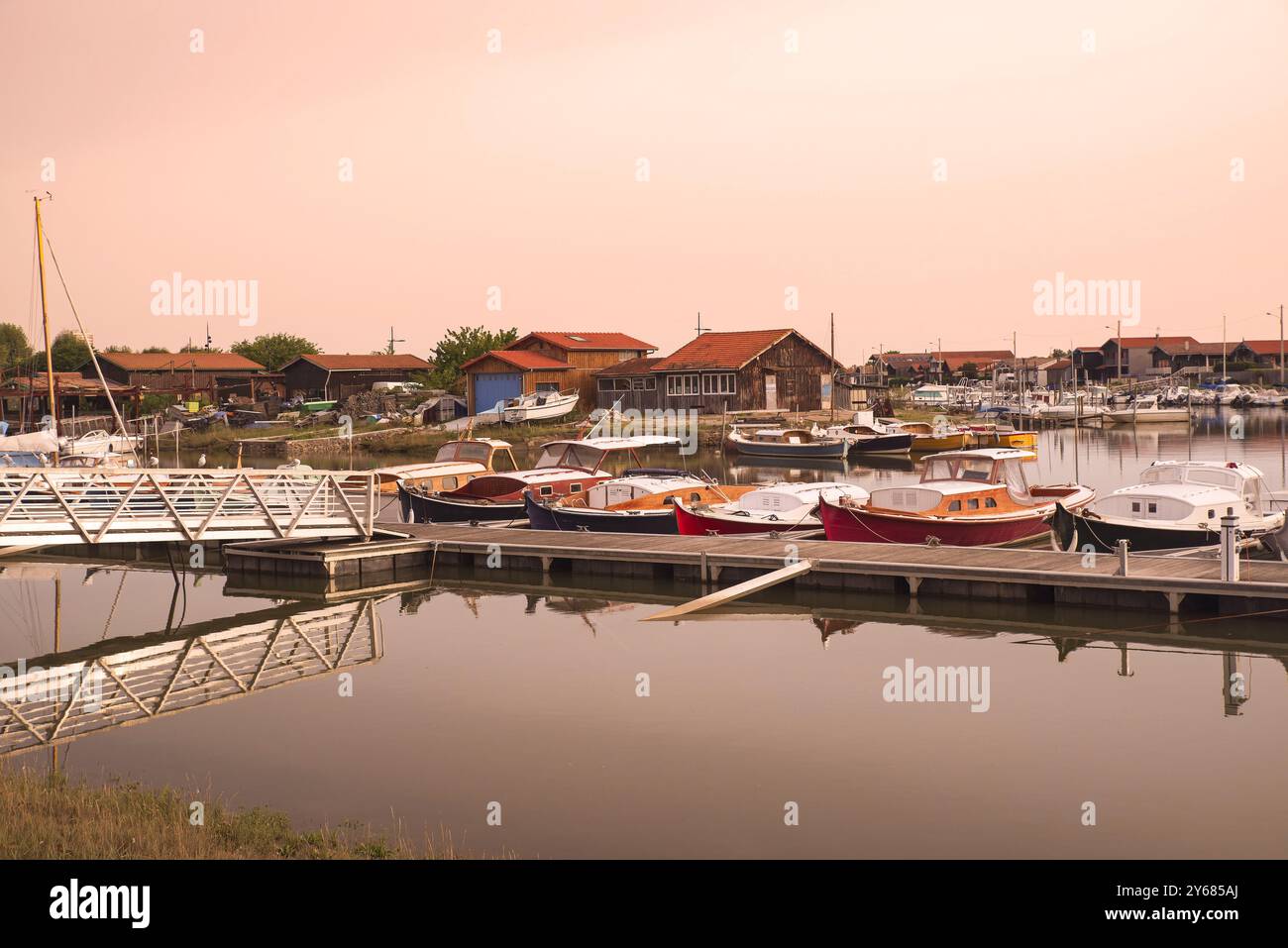 Pinasse, bateau typique du bassin d'Arcachon en France, dans un port avec huîtres Banque D'Images