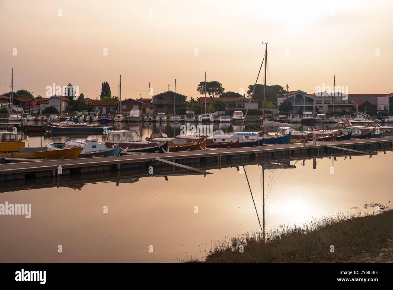 Pinasse, bateau typique du bassin d'Arcachon en France, dans un port avec huîtres Banque D'Images