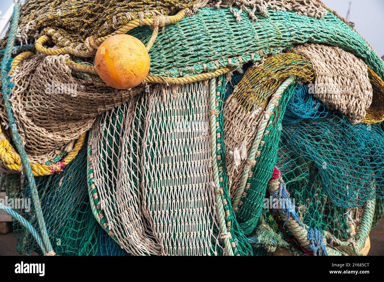 Gros plan du filet de pêche avec flotteur jaune Banque D'Images