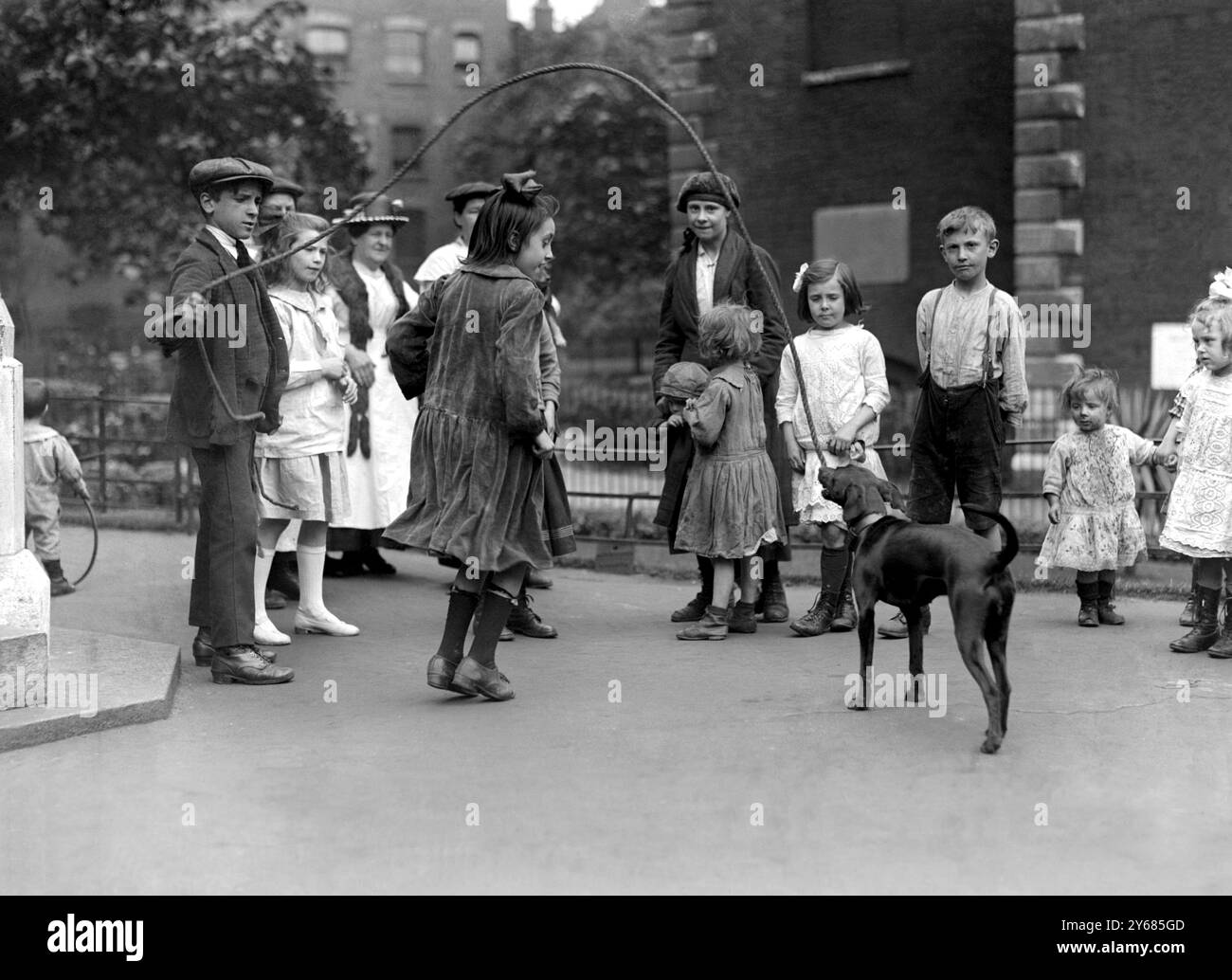 Le chien sautant. Nell de Blackfriars tourne la corde à sauter pour les enfants locaux et profite également d'un jeu de «toucher» 4 septembre 1920 Banque D'Images