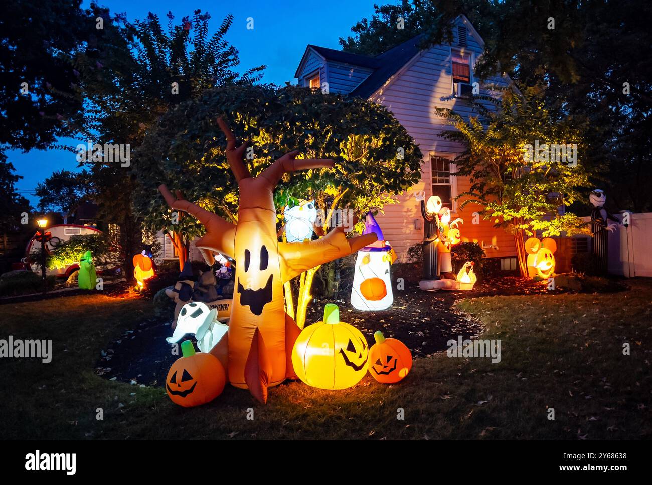 Décorations lumineuses d'Halloween en plein air effrayantes et mignonnes la nuit Banque D'Images