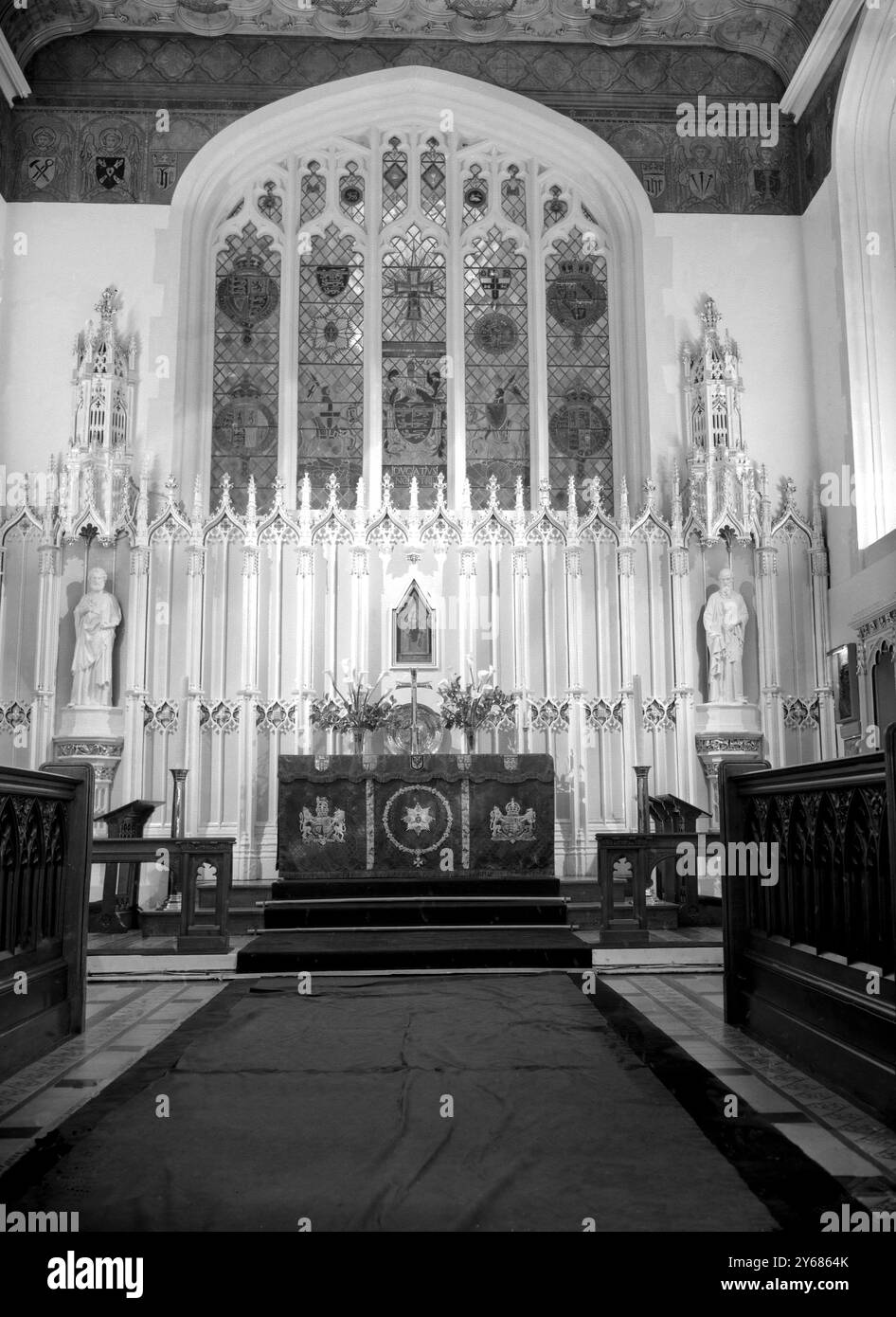 Intérieur de la chapelle de la Reine de Savoie montrant les six fenêtres héraldiques. Banque D'Images